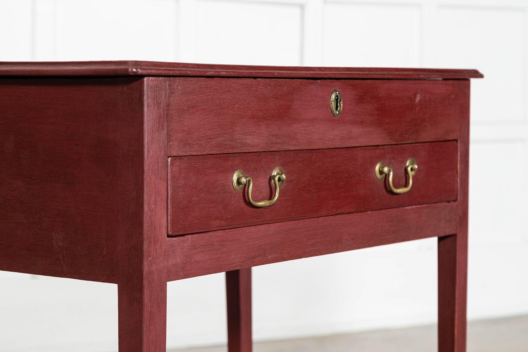 vers 1800
Table d'appoint géorgienne en chêne peint anglais
sku 2129
W77.5 x D45 x H71 cm
Poids 16Kg