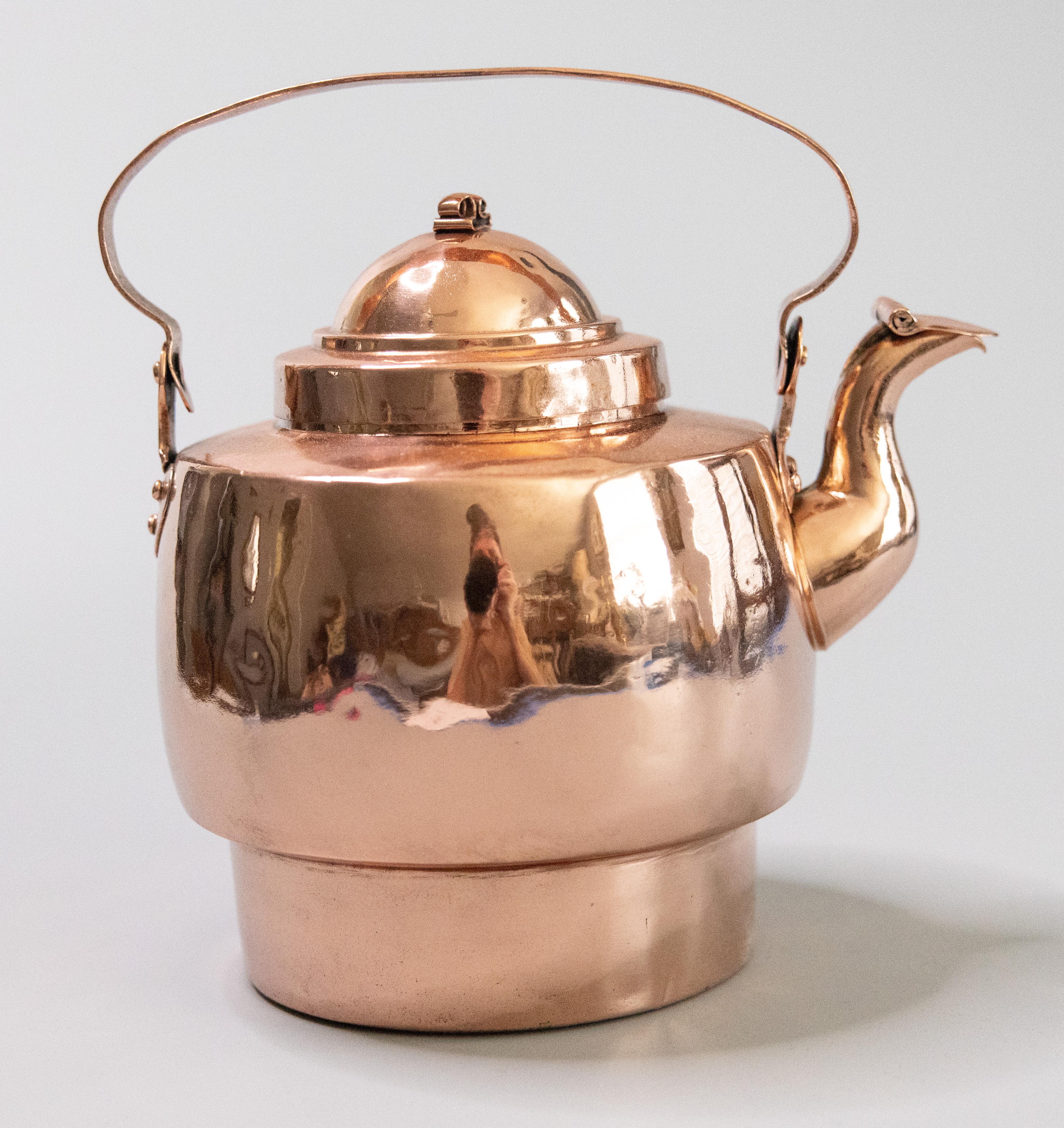 Un delizioso bollitore o teiera in rame e ottone fatto a mano, di epoca georgiana, con manico oscillante, risalente al 1820 circa. È stato lucidato e laccato professionalmente, per essere utilizzato solo a scopo decorativo. Sarebbe un'aggiunta
