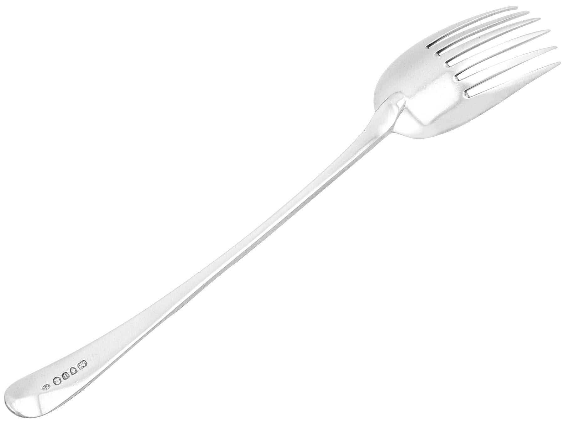 Un excepcional, fino e impresionante tenedor para servir ensalada antiguo georgiano de plata de ley de corte brillante; una adición a nuestra colección de cubiertos de plata.

Este excepcional tenedor antiguo de plata de ley se ha elaborado con el