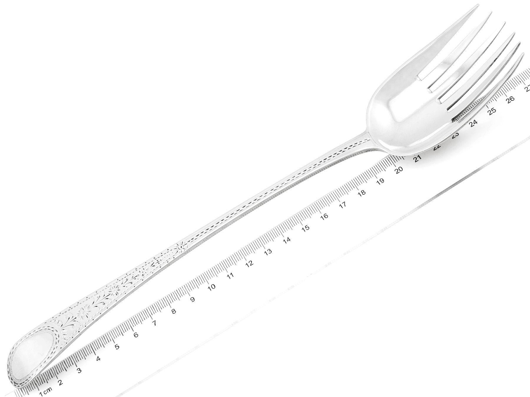 Tenedor inglés georgiano de plata de ley para servir ensaladas principios del siglo XIX en venta