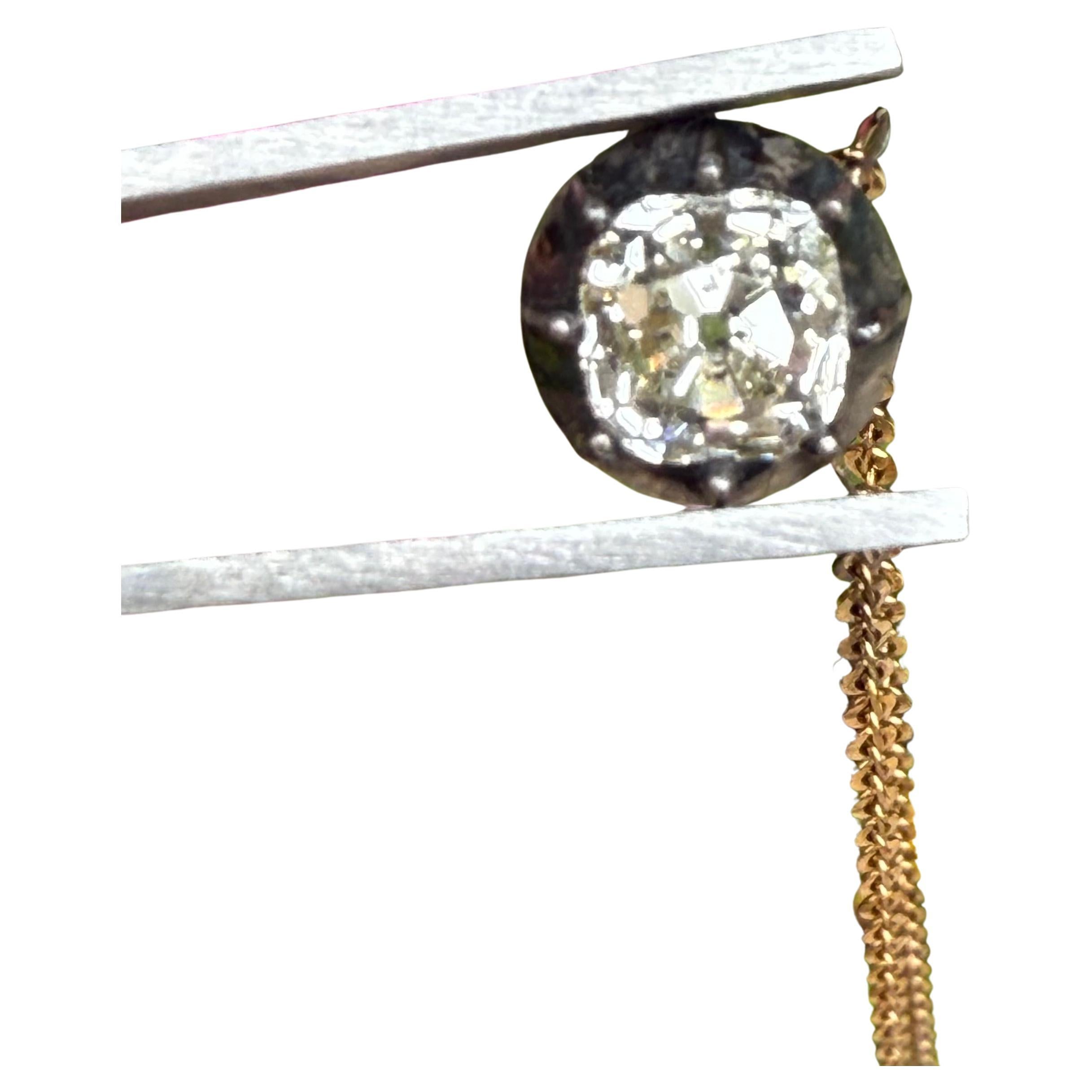 Si tratta di uno splendido e antichissimo pendente di diamanti di epoca georgiana (1770-1830). Il diamante è un diamante Peruzzi di tipo antico, con un peso stimato di 1,4 carati. Il colore stimato è K e la chiarezza stimata è Si2. 

L'incastonatura