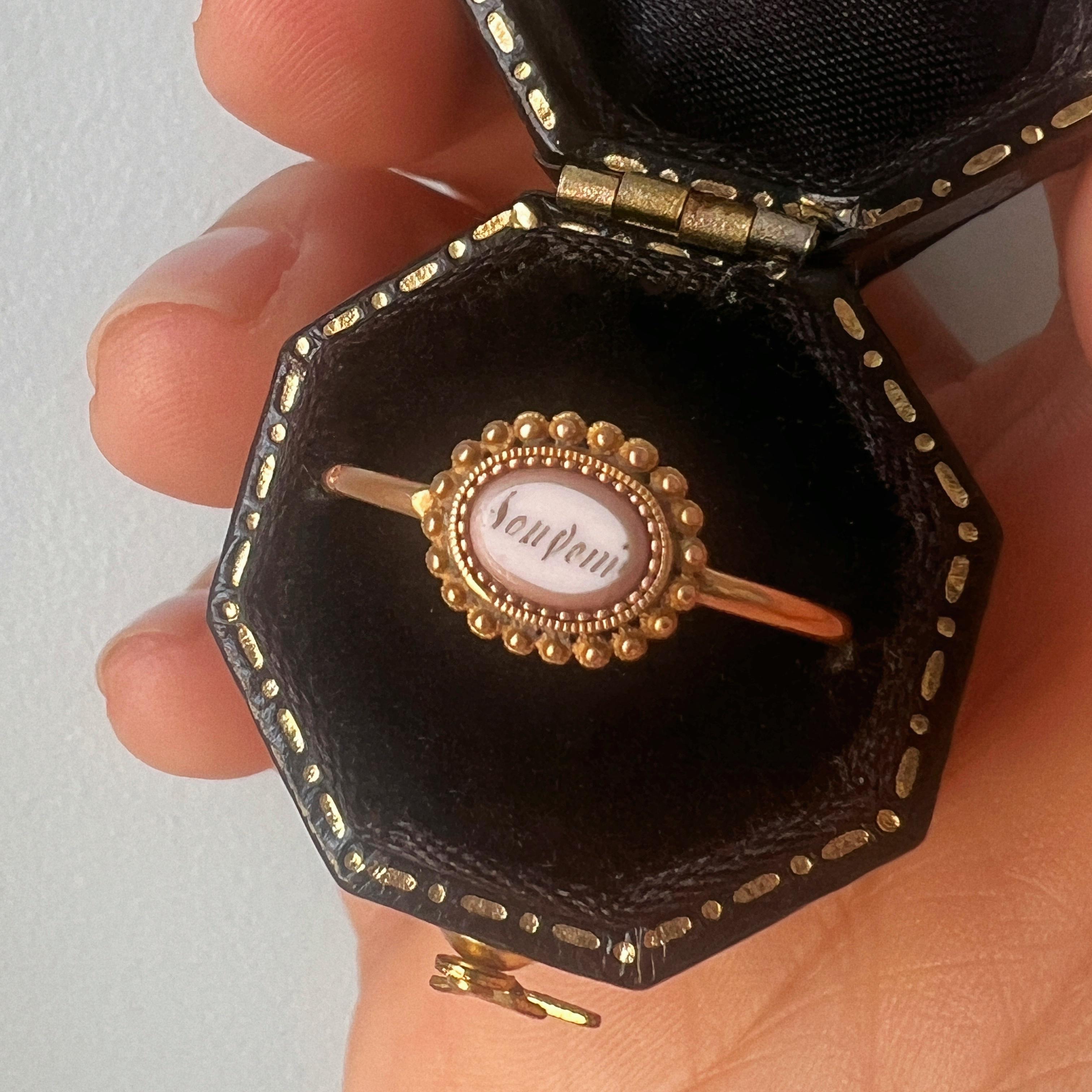 Wir stellen Ihnen ein sehr seltenes und exquisites Stück Geschichte vor: einen in Frankreich gefertigten Ring aus 18-karätigem Gold der georgischen Epoche, der mit einer Emailleplatte verziert ist, auf der das Wort 