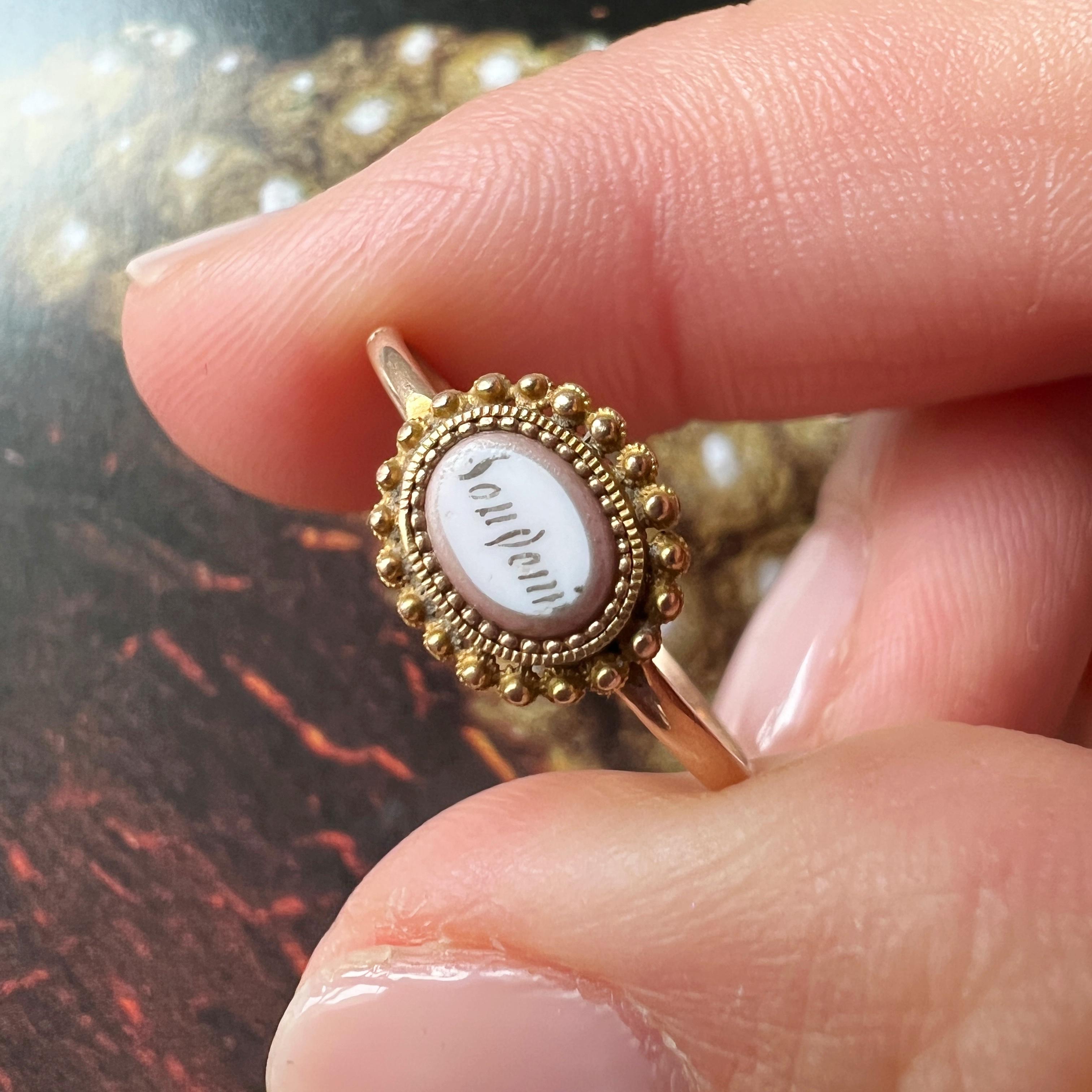 Georgian era 18K gold enamel “Souvenir” memory ring In Good Condition For Sale In Versailles, FR