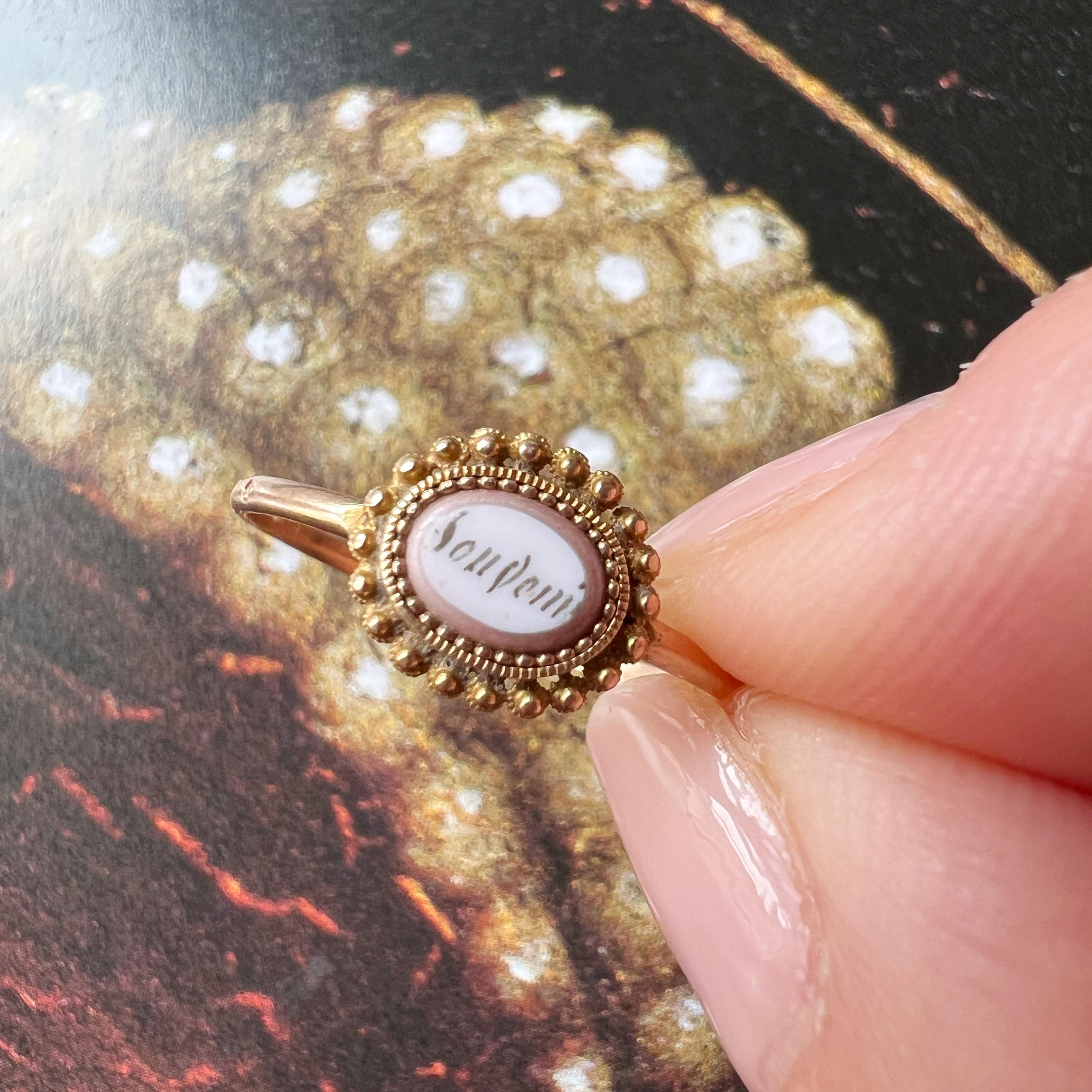 Women's or Men's Georgian era 18K gold enamel “Souvenir” memory ring For Sale