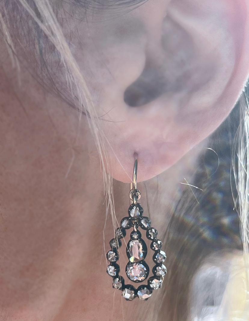 Questi orecchini di diamanti georgiani, incredibilmente rari, sono una testimonianza dei diamanti tagliati a mano e dei gioielli artigianali della fine del XVIII secolo e dell'inizio del XIX secolo. Questi orecchini sono incastonati con diamanti