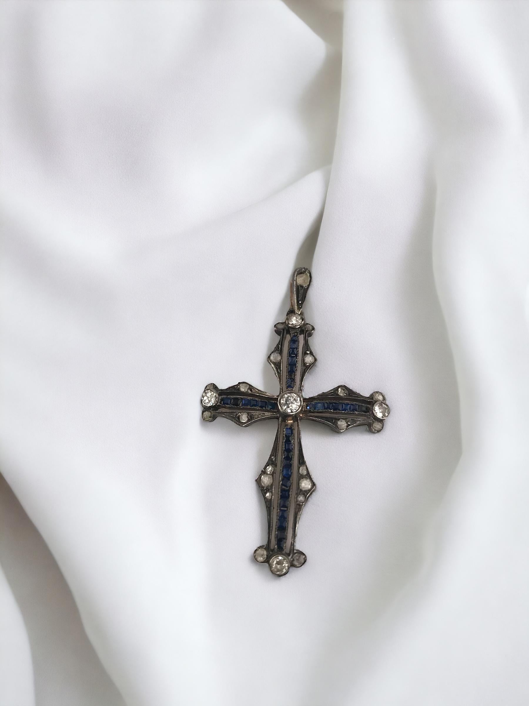 Nous aimons toujours les croix vintage !
Cette beauté n'est rien de moins que la perfection ! 
Une grande taille et une quantité parfaite de saphirs.

Détails du pendentif
MATERIAL : Dos en or et dessus en argent
Époque : Géorgien 1714 -