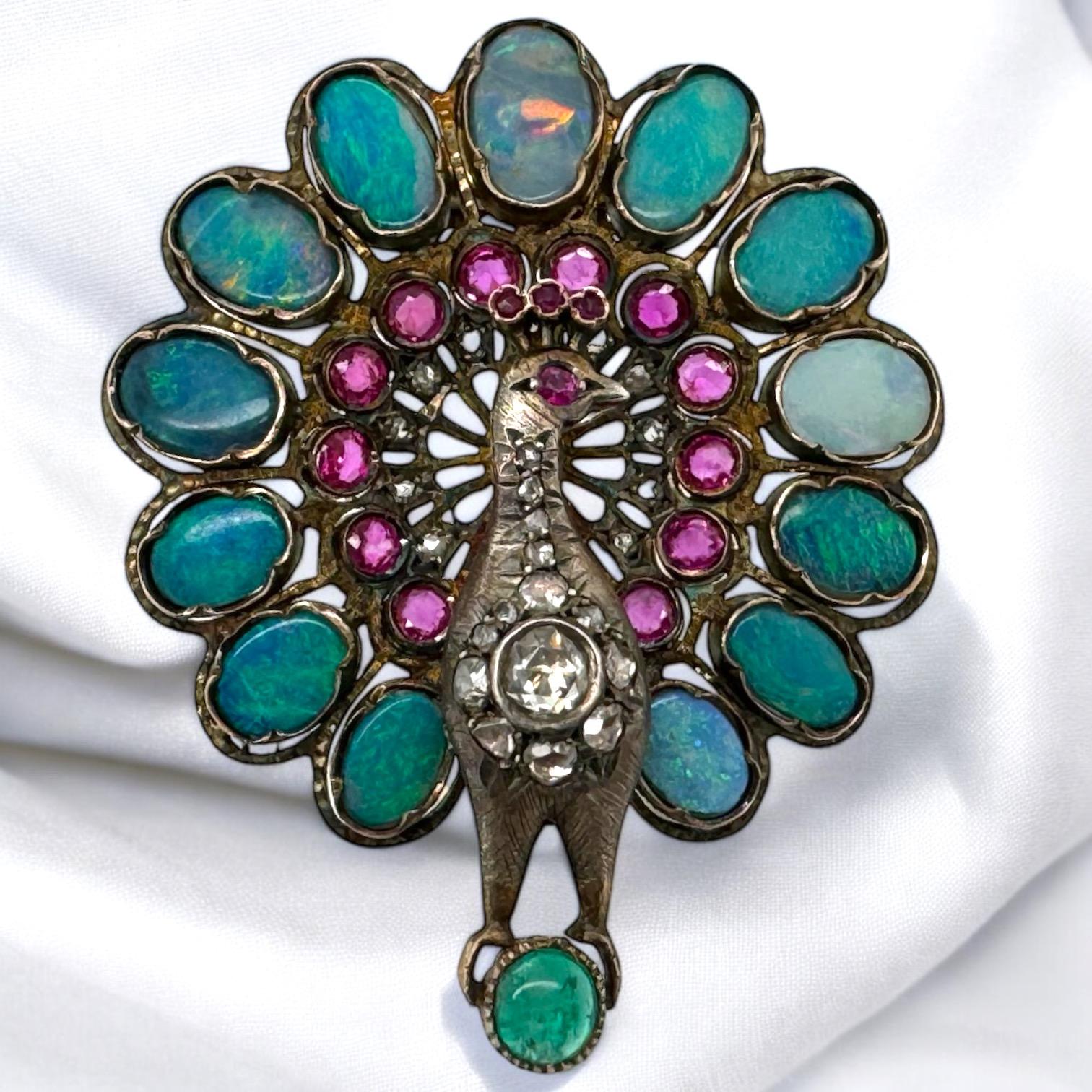 ¡Este broche es tan intrincado y pensado!
He está decorado con un conjunto de piedras preciosas, ¡incluido un zafiro oculto detrás de la cabeza!

Detalles del broche
Material: Oro de 14 quilates y parte superior de plata
Época: Georgiana 1714 -
