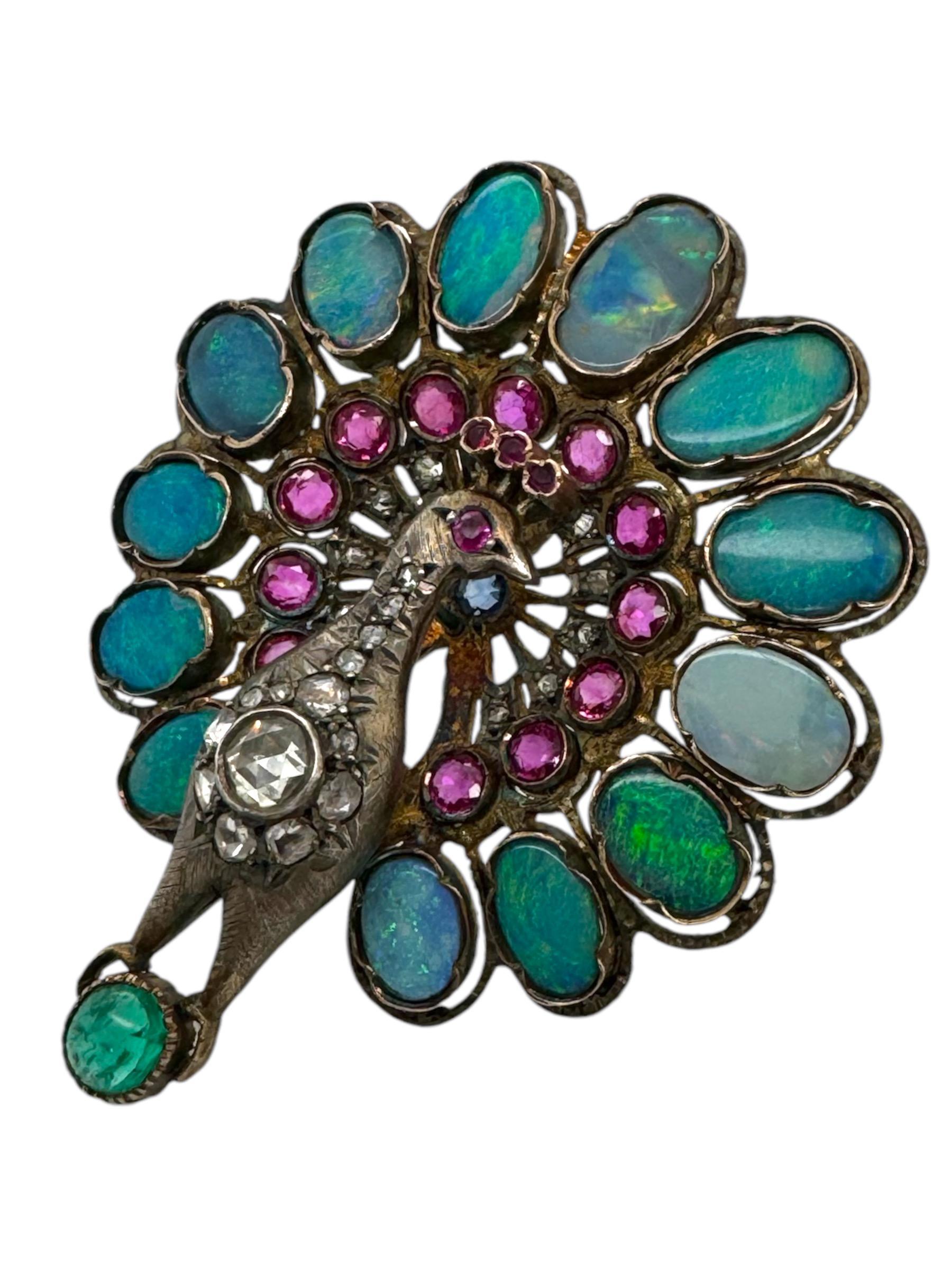 Broche pavo real de la época georgiana Ópalo Rubí Esmeralda Diamante y Zafiro Cabujón en venta