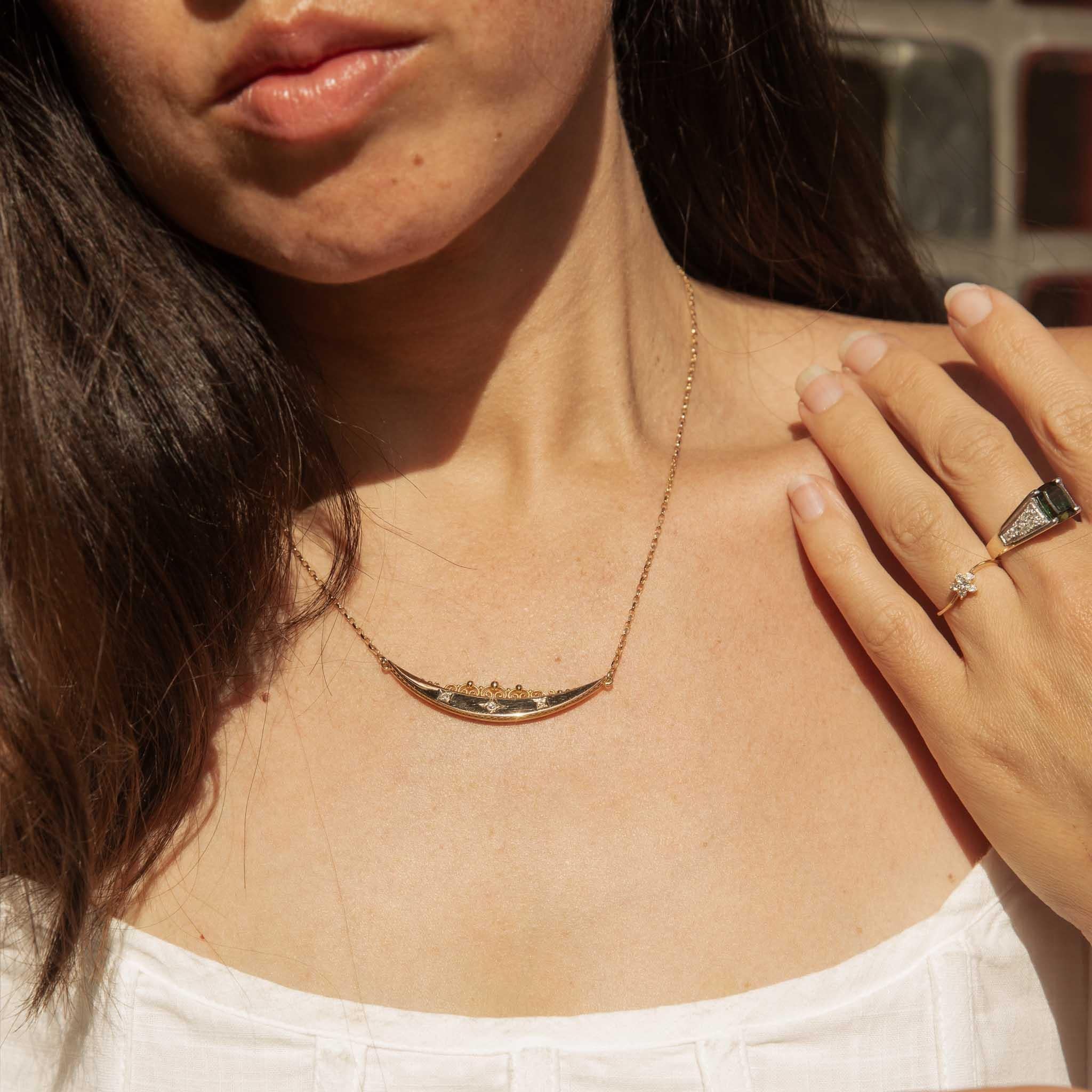 Collana a mezzaluna con diamanti incastonati di epoca georgiana in oro 15 carati in vendita 4