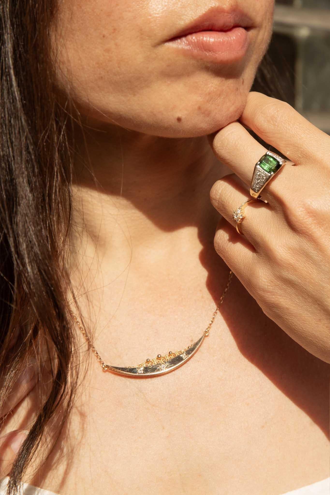 Donna Collana a mezzaluna con diamanti incastonati di epoca georgiana in oro 15 carati in vendita