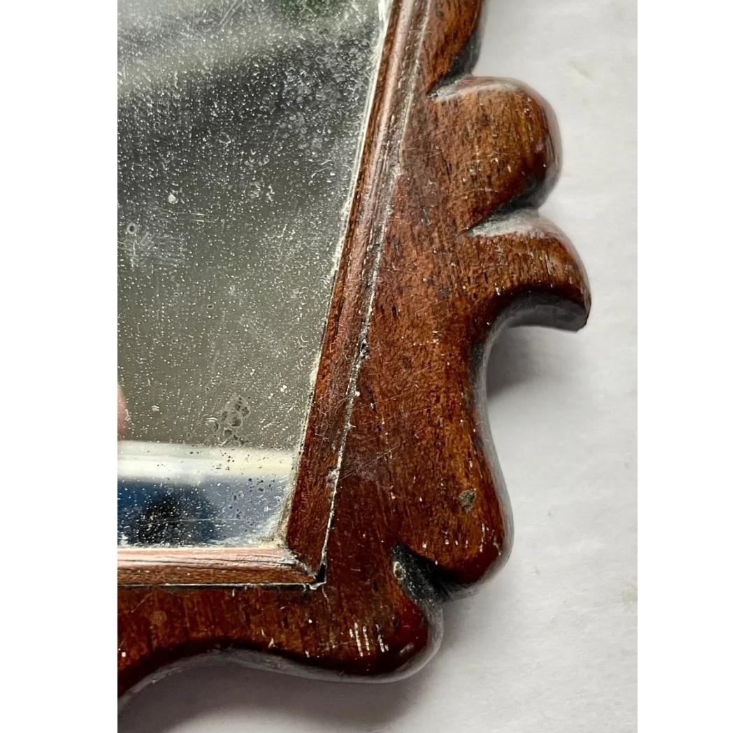 Doppio specchio a mano di fantasia georgiano in mogano e agrifoglio Inghilterra, anni '20 del XIX secolo In condizioni discrete in vendita a Hudson, NY
