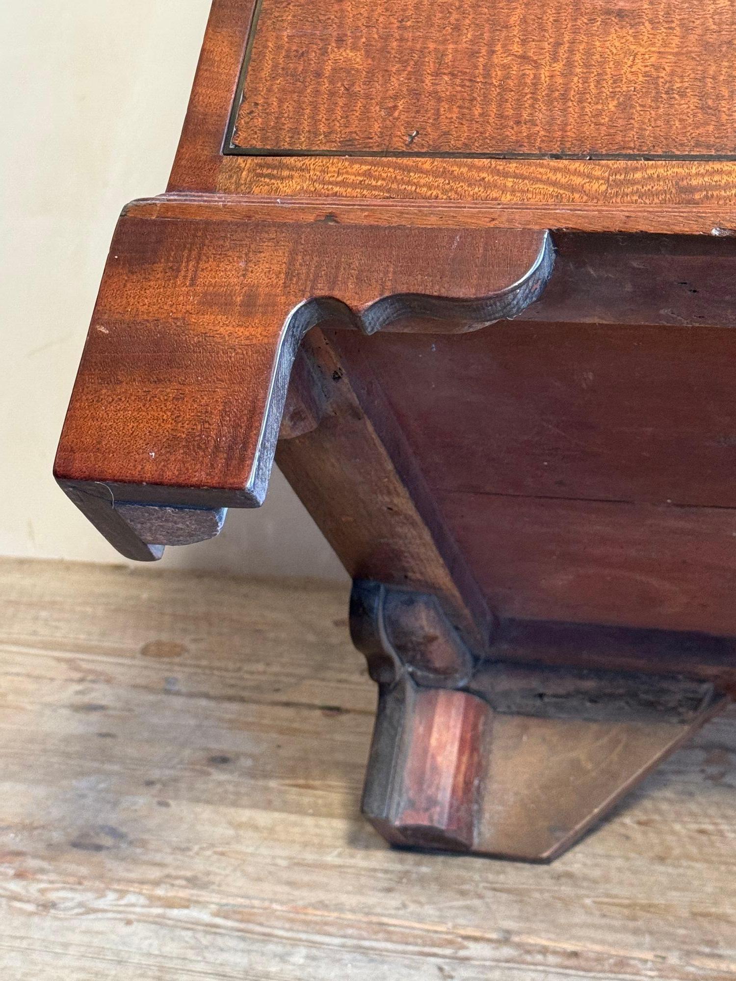 Georgian Fiddleback Mahogany Chest of Drawers 8