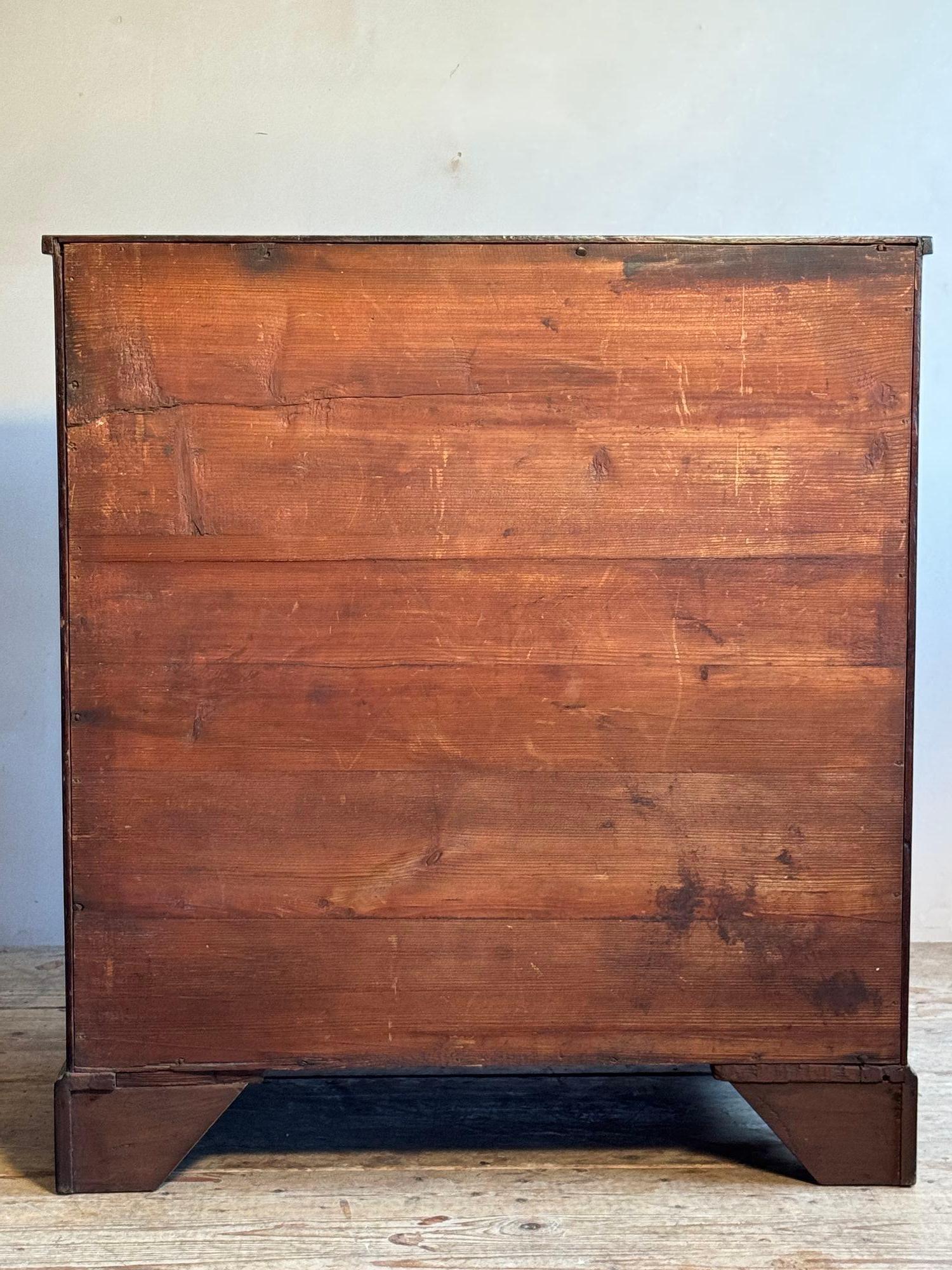 Georgian Fiddleback Mahogany Chest of Drawers 9