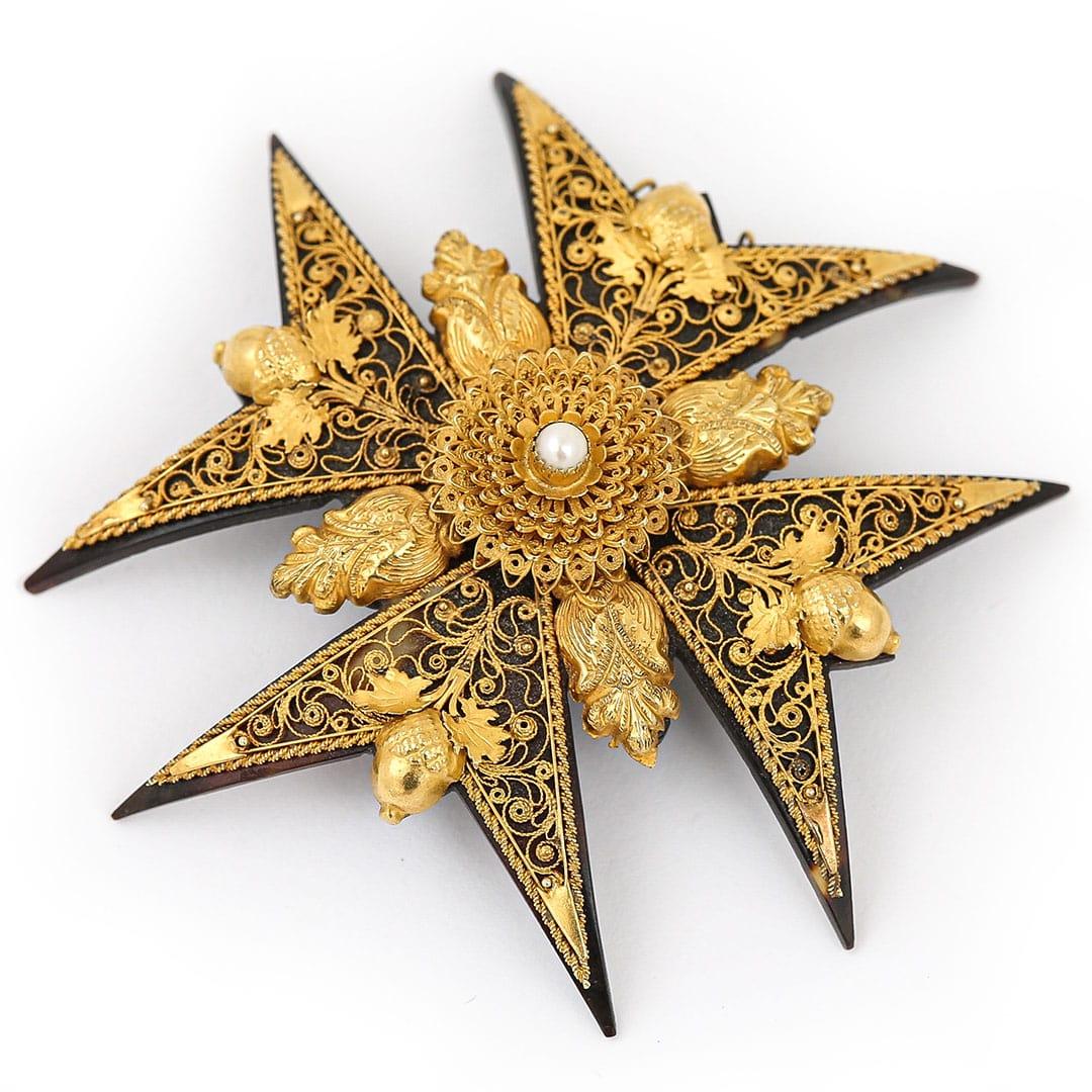 Georgian Filigree Gold, Piqué and Seed Pearl Maltese Cross Pendant, Circa 1825 In Good Condition In Lancashire, Oldham