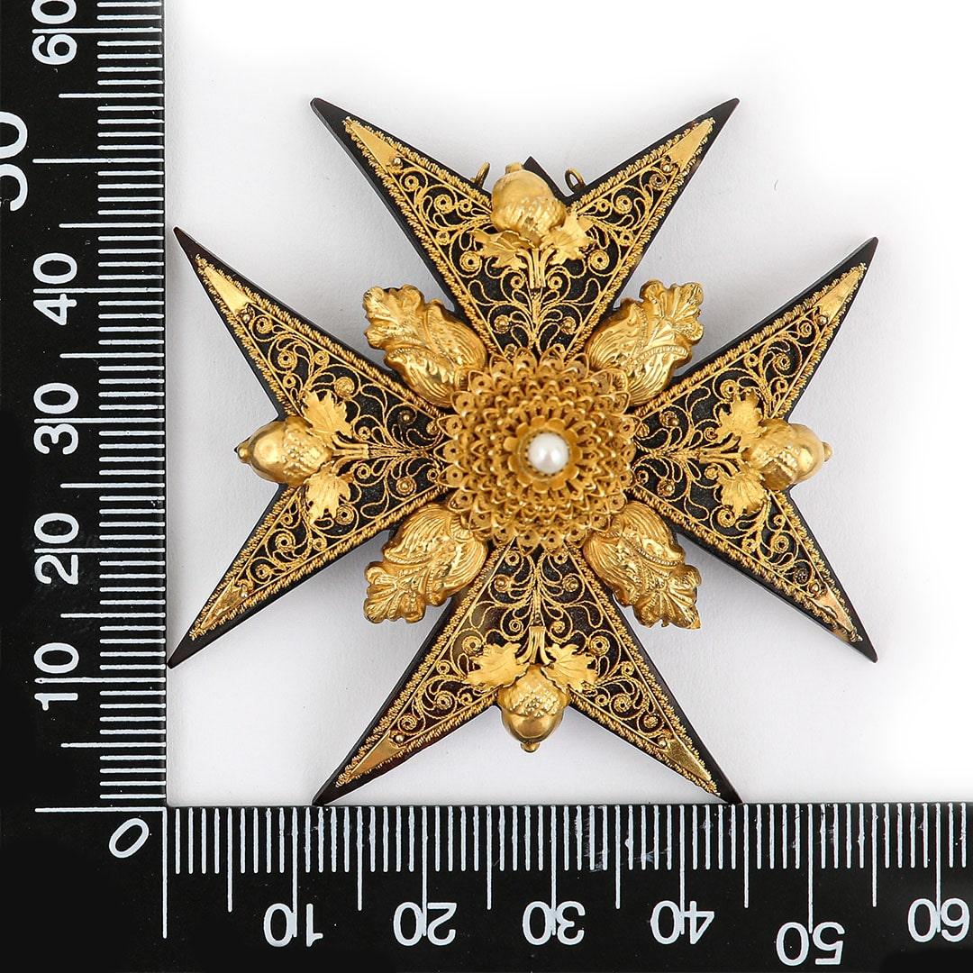 Georgian Filigree Gold, Piqué and Seed Pearl Maltese Cross Pendant, Circa 1825 2