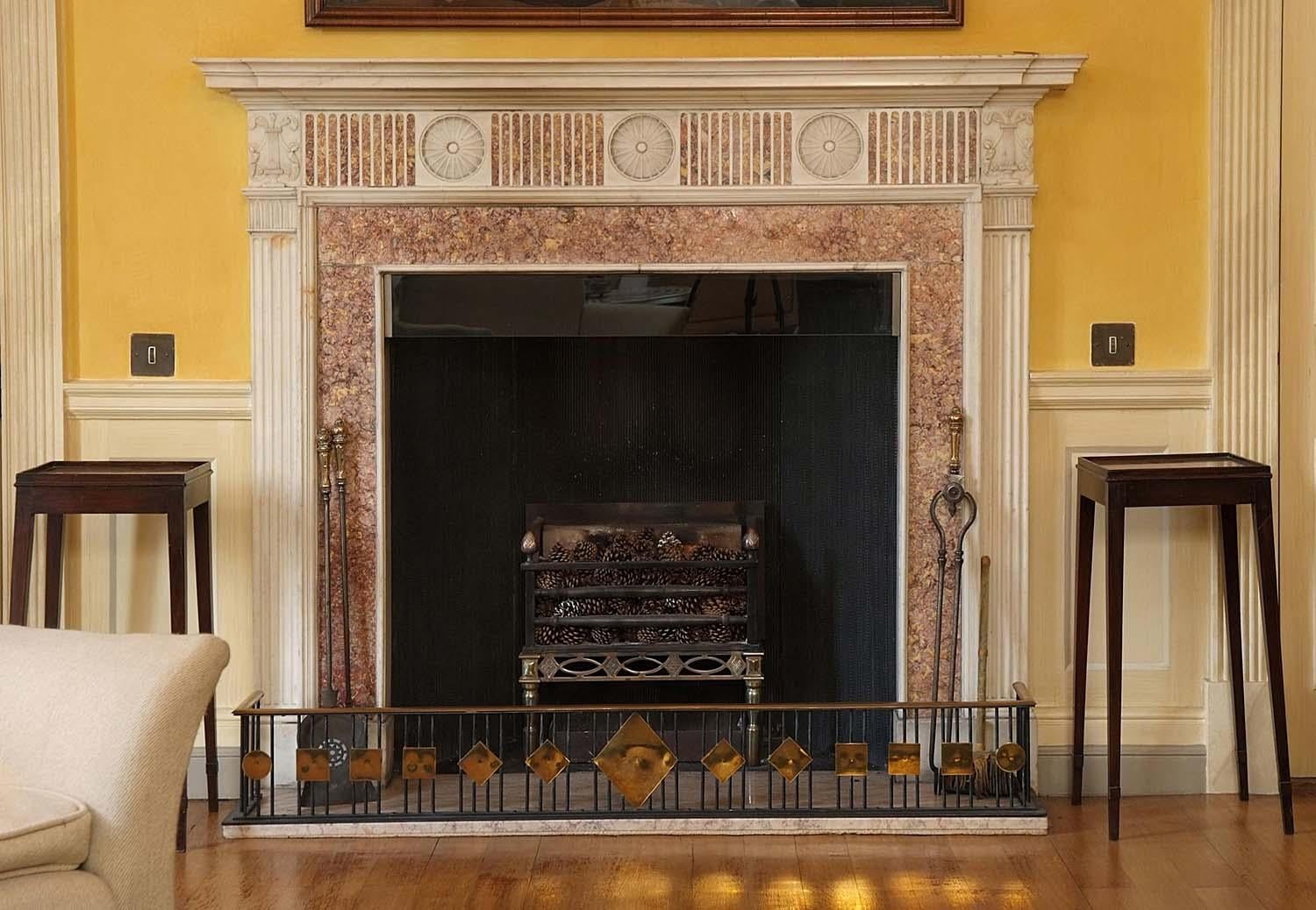 Repisa de chimenea georgiana de mármol estatuario y brocatelle español Inglés en venta