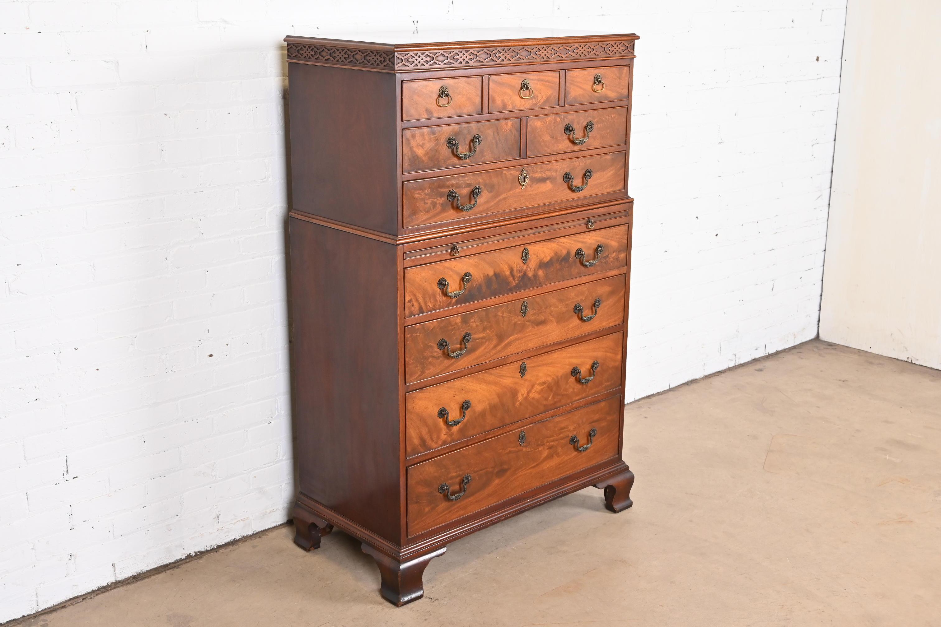 Georgian Flame Mahogany Highboy Dresser in the Manner of Baker Furniture In Good Condition For Sale In South Bend, IN