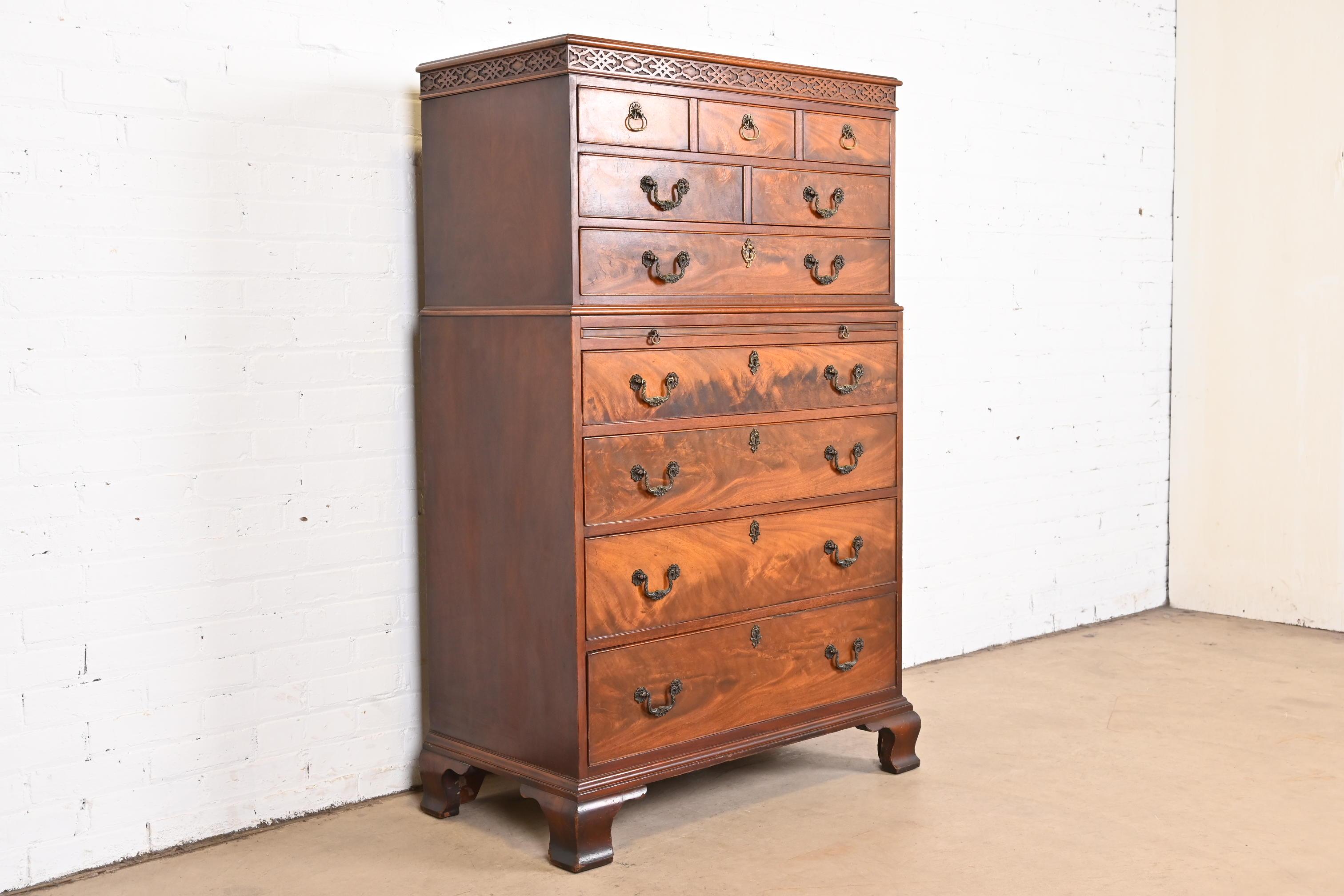 Mid-20th Century Georgian Flame Mahogany Highboy Dresser in the Manner of Baker Furniture For Sale