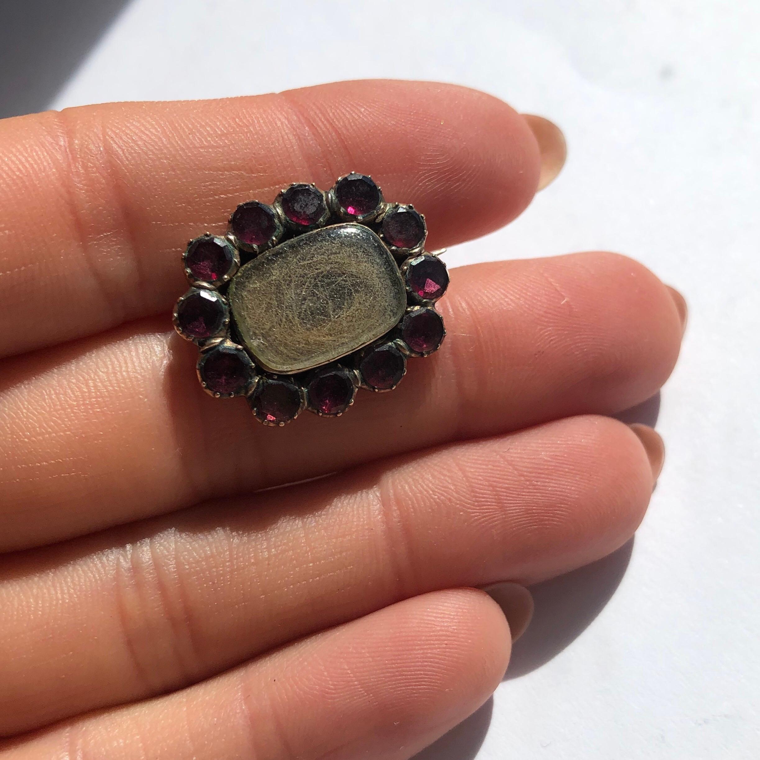 Georgian Flat Cut Garnet and Gold Mourning Brooch In Good Condition For Sale In Chipping Campden, GB