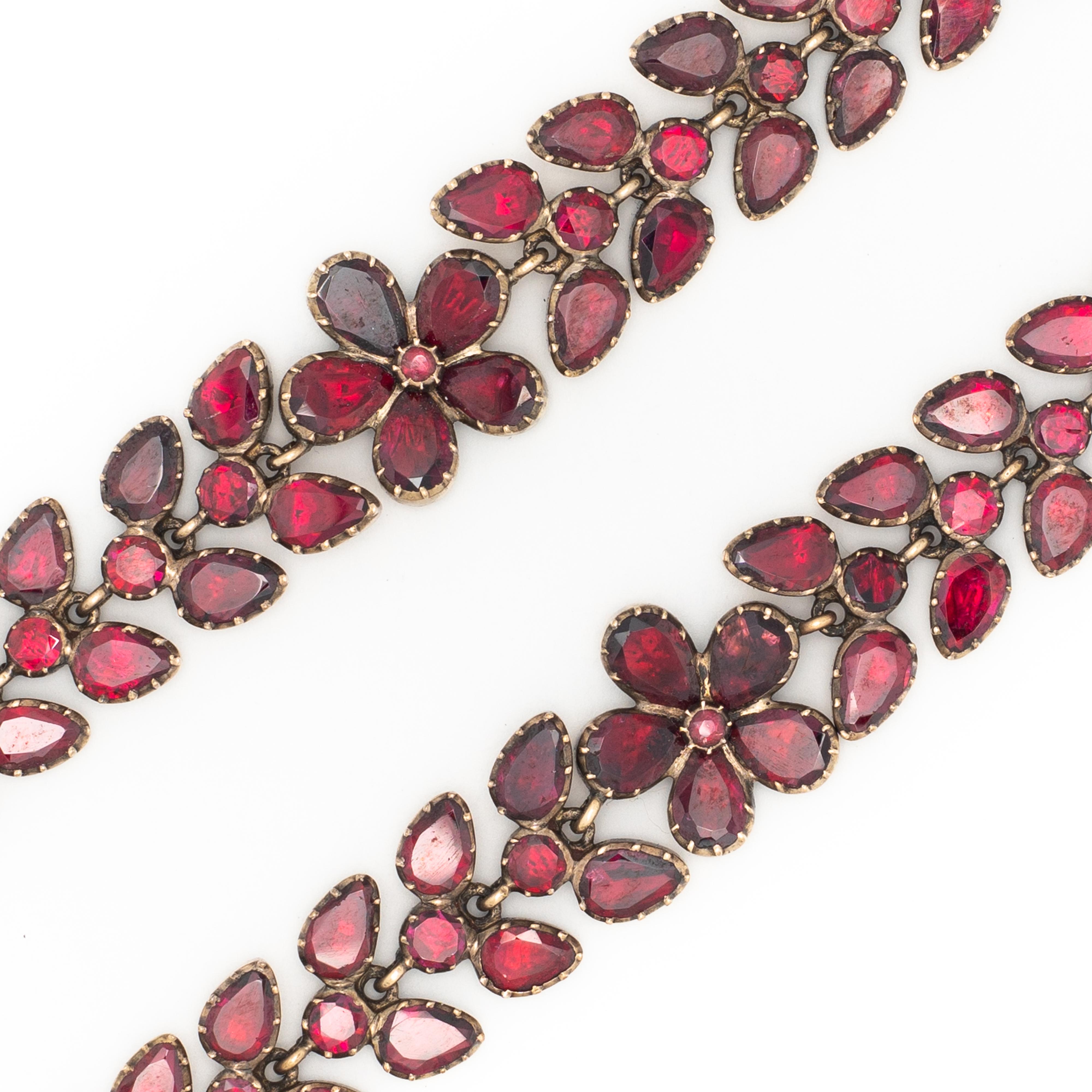 Georgian Flat-Cut Garnet Matching Bracelets, circa 1790s In Good Condition For Sale In New York, NY