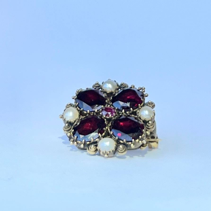 Georgian Flat Cut Garnet, Pearl and Gold Brooch In Good Condition For Sale In Chipping Campden, GB