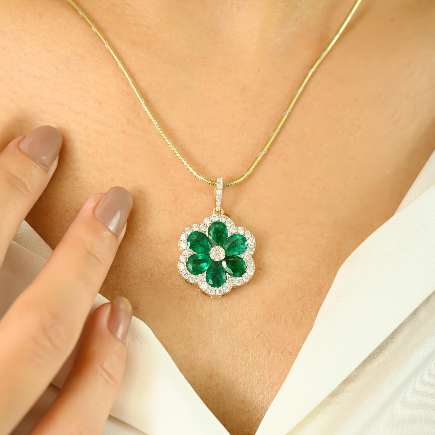 Taille poire Pendentif fleur géorgien en émeraude et diamants avec or jaune massif 18 carats en vente