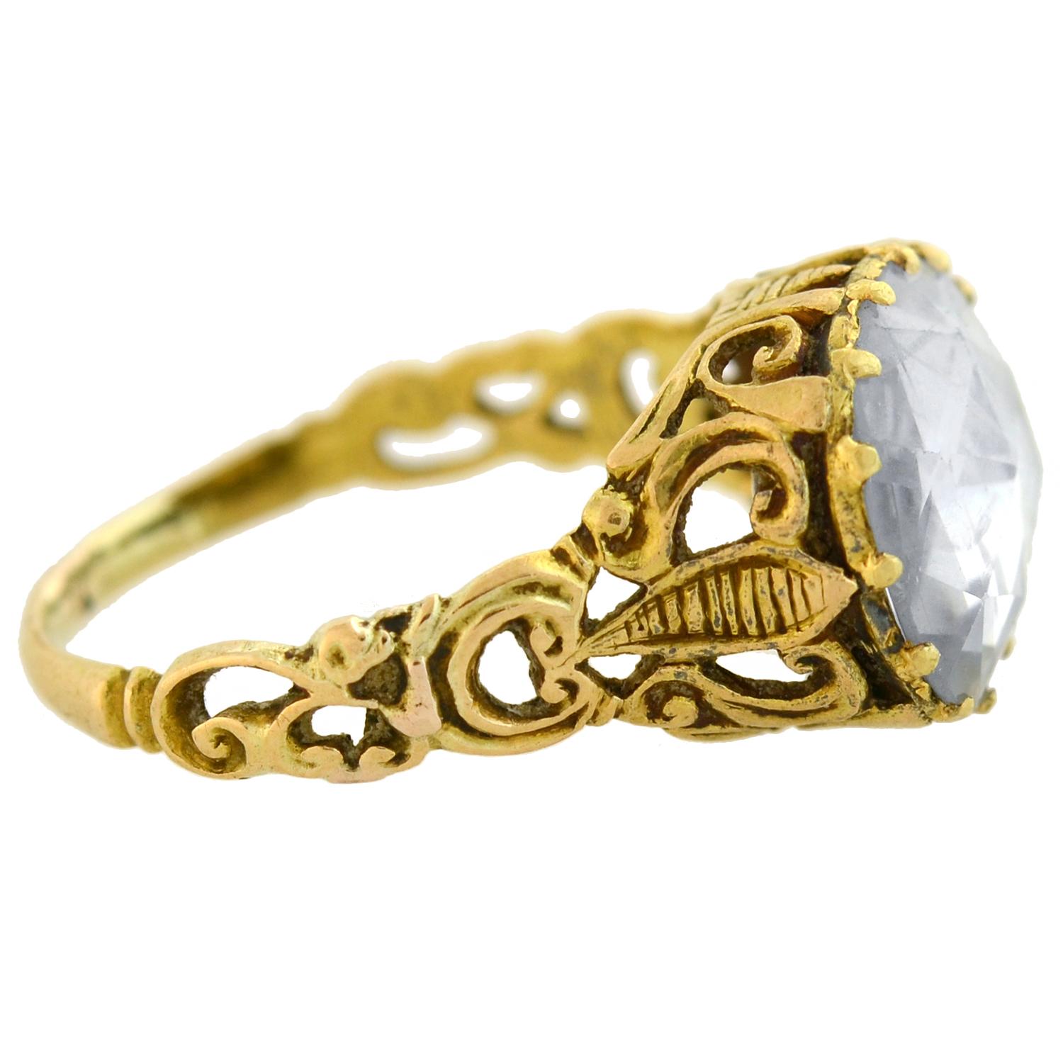 Ein atemberaubender Ring mit weißem Saphir aus der georgianischen Ära (ca. 1750)! Dieses wunderschöne Stück aus 14-karätigem Gelbgold schmückt einen unglaublichen 10-karätigen ovalen weißen Saphir in der Mitte einer femininen:: filigranen Fassung.