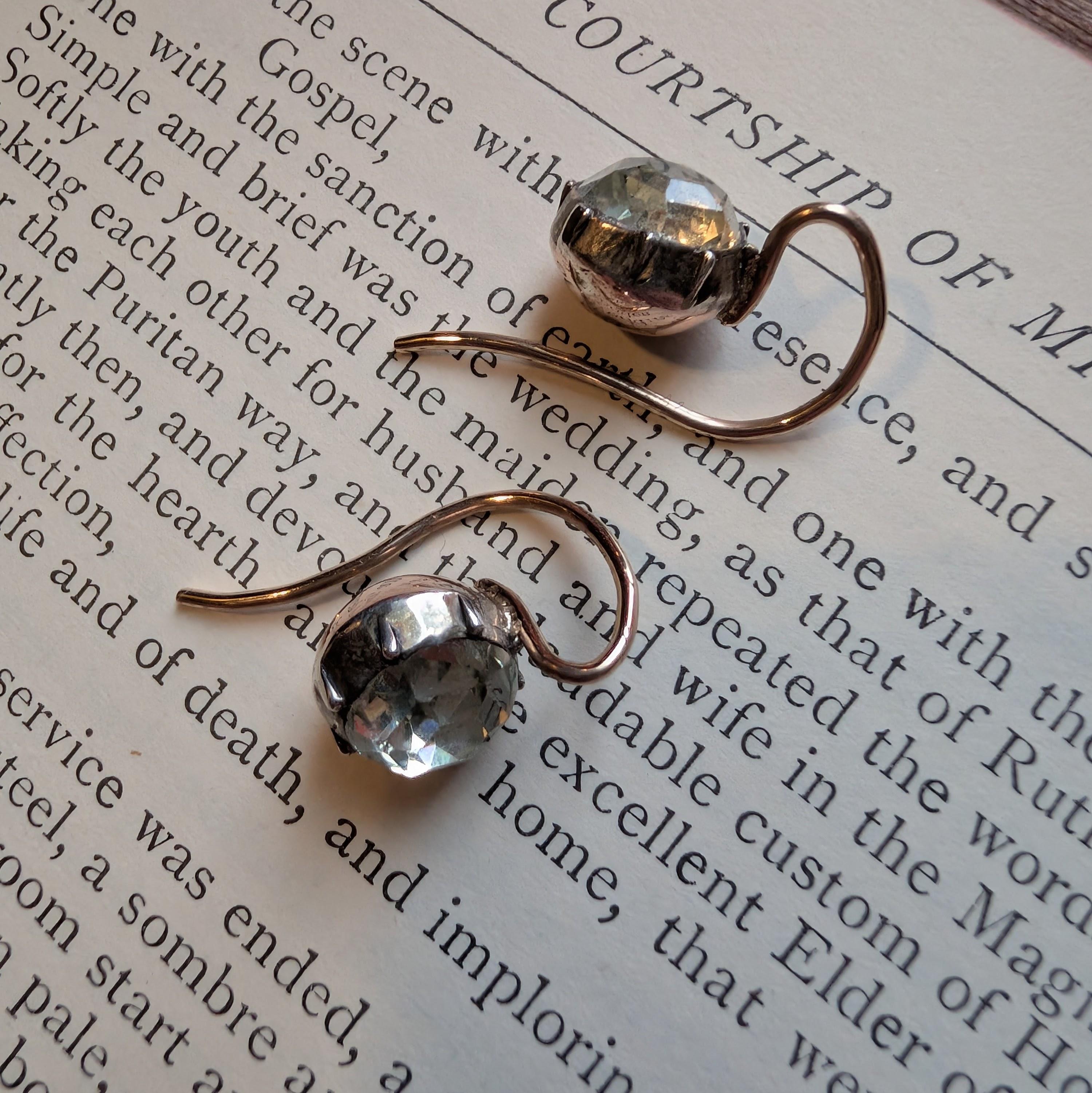 Georgian Foil-Backed Paste Earrings in Silver Pie-Crust Mounts with 18K Wires in vendita 6