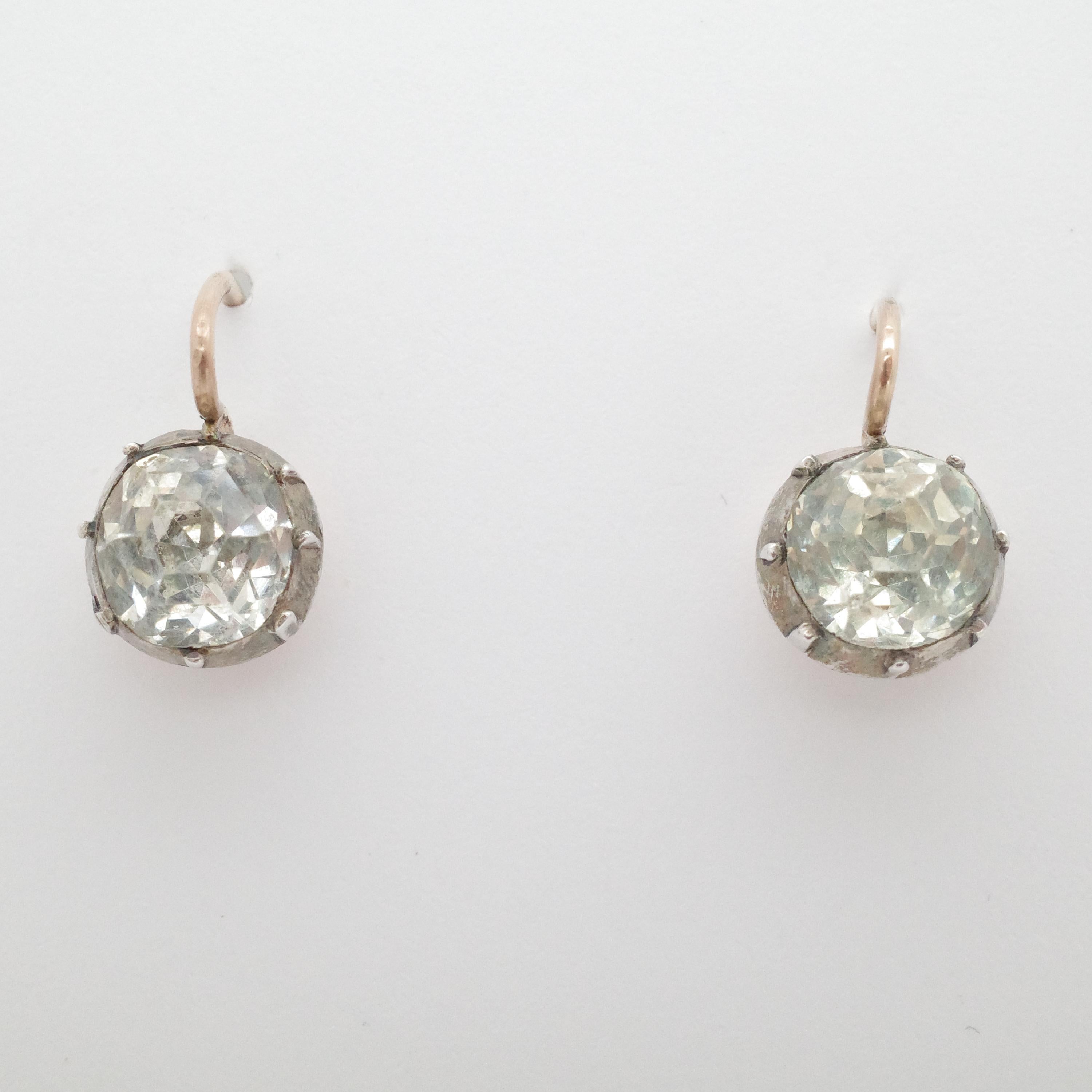 Georgian Foil-Backed Paste Earrings in Silver Pie-Crust Mounts with 18K Wires in vendita 1