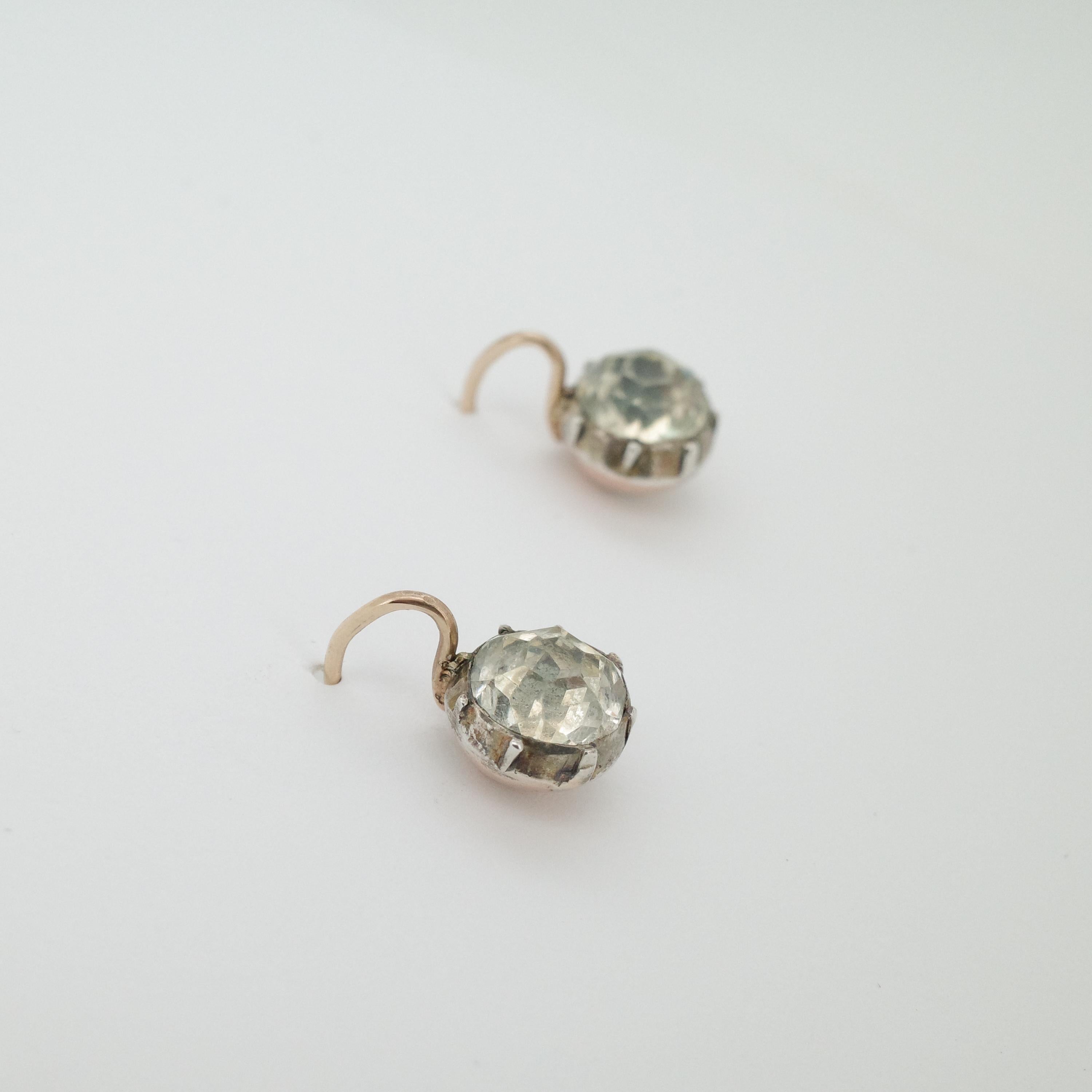 Georgian Foil-Backed Paste Earrings in Silver Pie-Crust Mounts with 18K Wires in vendita 2