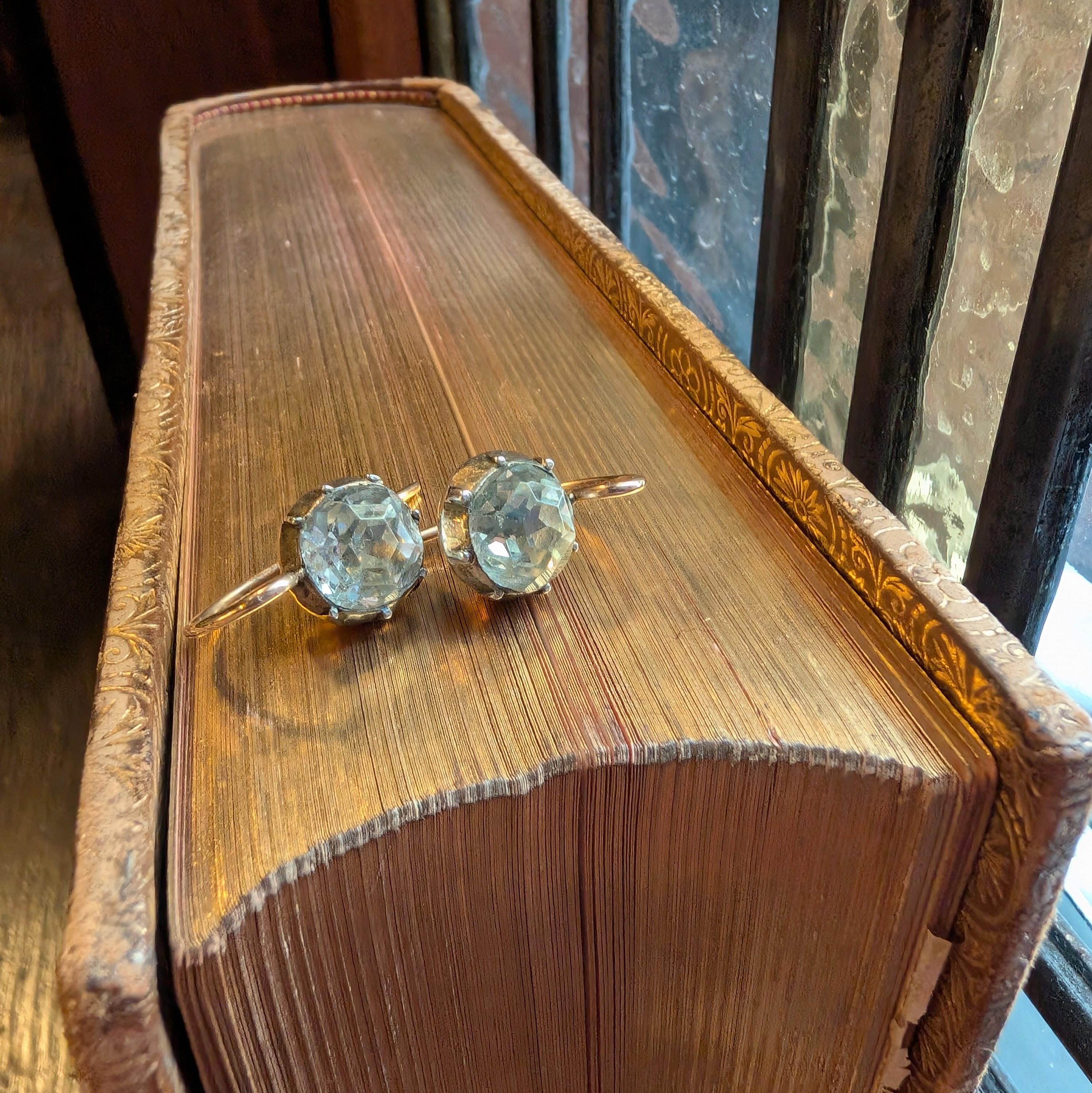 Georgian Foil-Backed Paste Earrings in Silver Pie-Crust Mounts with 18K Wires in vendita 3