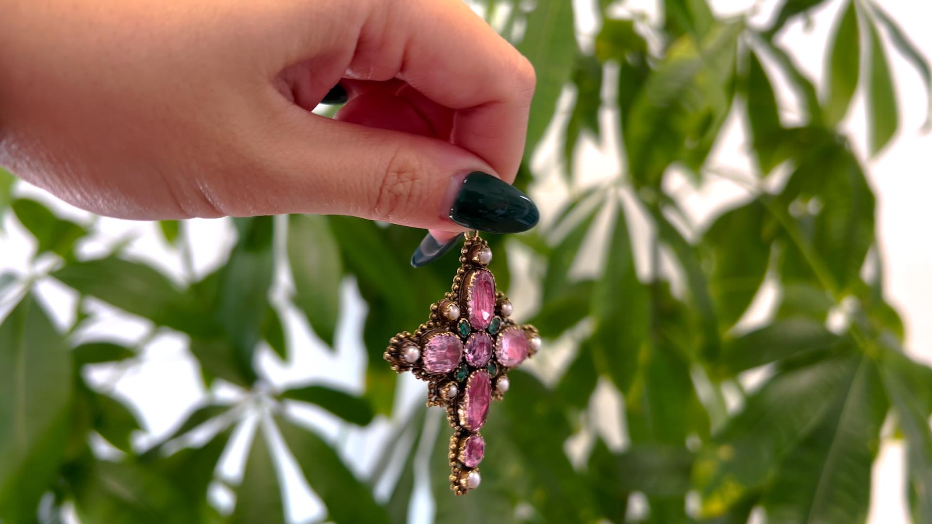 Georgianischer 14k Gelbgold Kreuz-Anhänger mit Foiled Back Rosa Topas, Smaragd, Perle im Zustand „Gut“ in Beverly Hills, CA