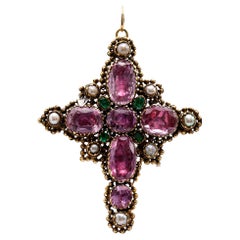 Pendentif croix géorgien en or jaune 14 carats avec topaze rose, émeraude et perle