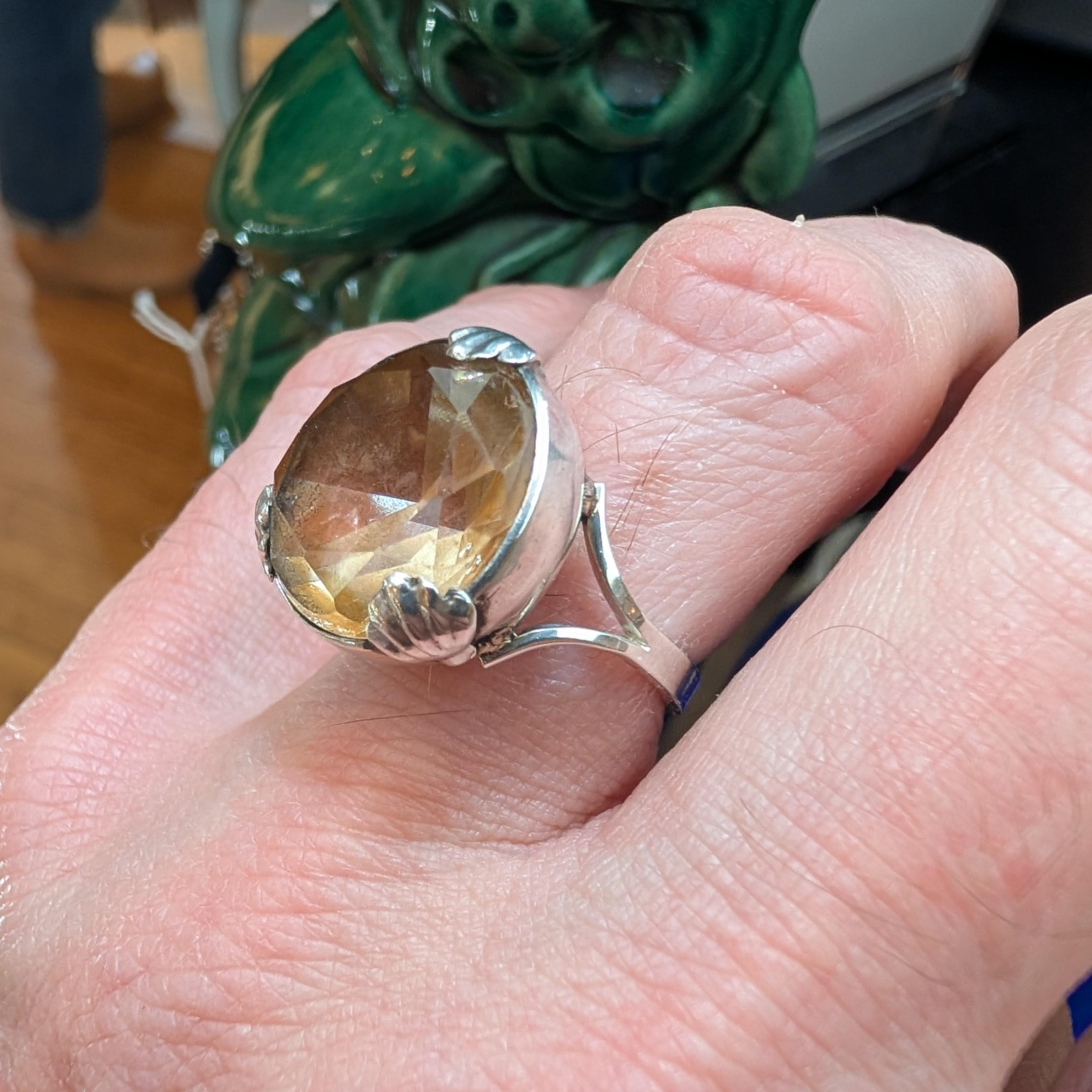 Anillo georgiano de cristal de roca con dorso perfilado Tamaño 9,5 Plata de ley en venta 5