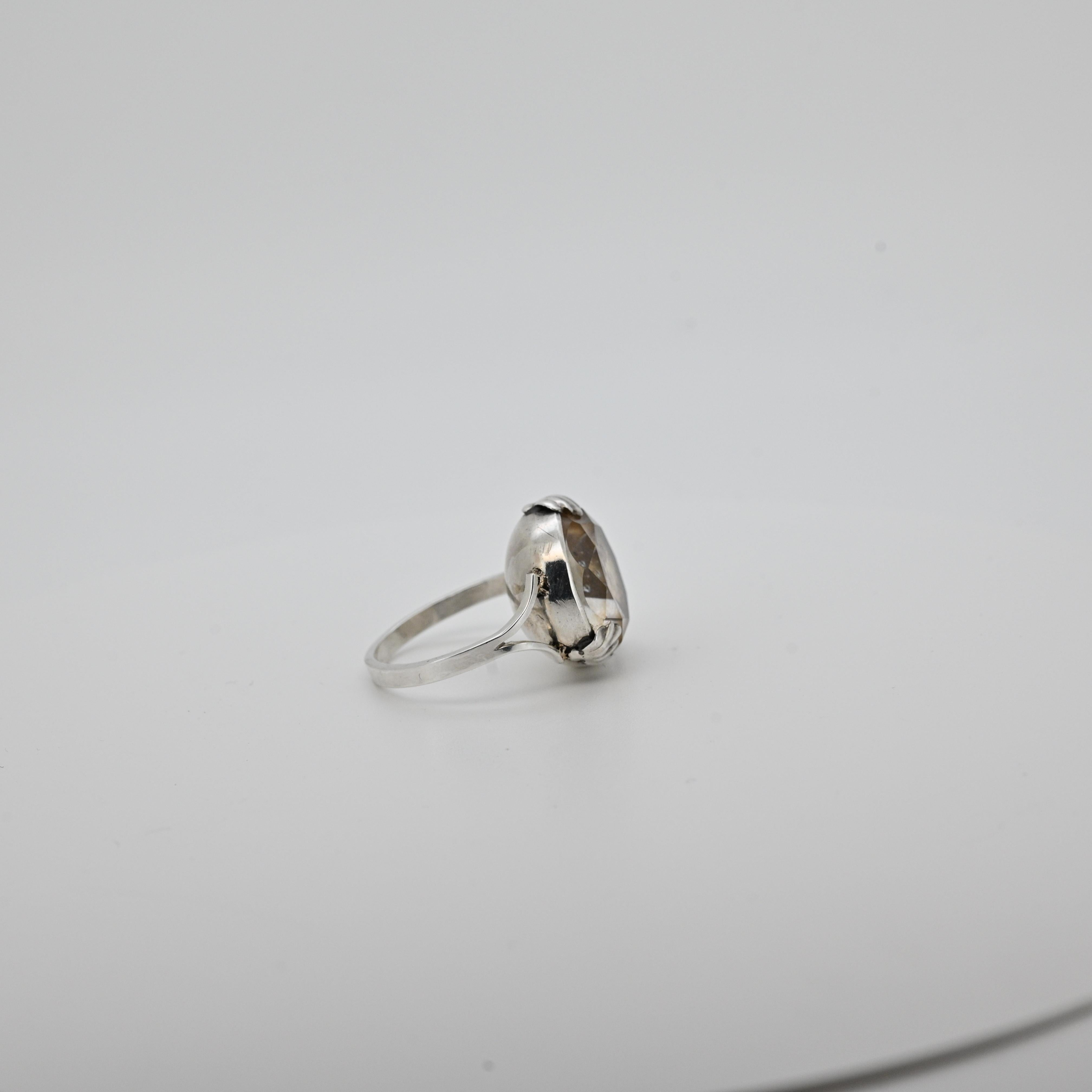 Anillo georgiano de cristal de roca con dorso perfilado Tamaño 9,5 Plata de ley en Excelente estado para la venta en Northampton, MA