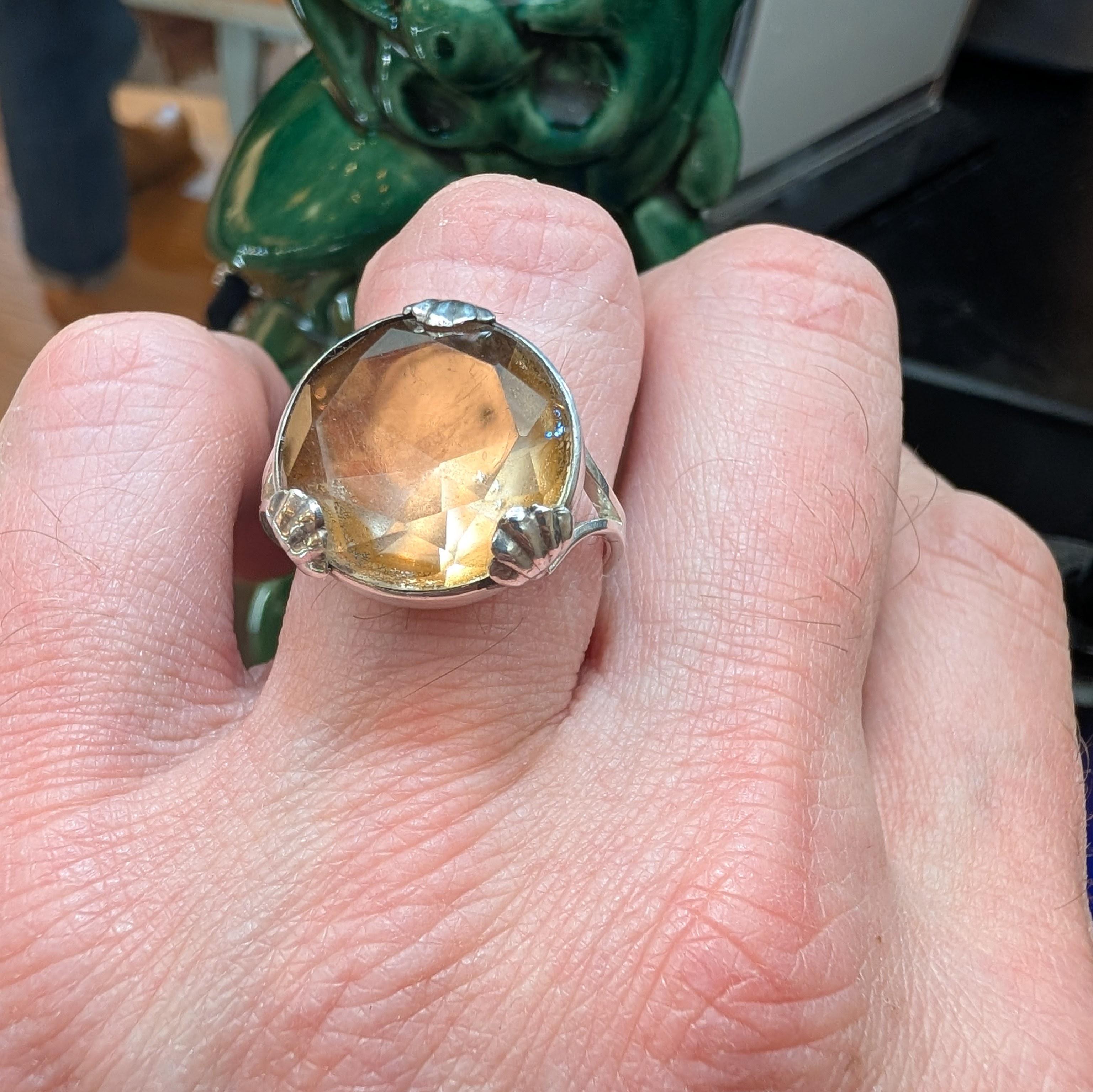 Anillo georgiano de cristal de roca con dorso perfilado Tamaño 9,5 Plata de ley en venta 3