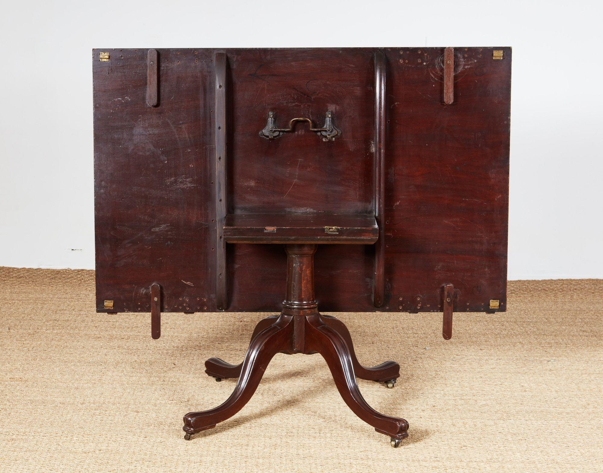 Table à manger géorgienne à quatre piédestaux en vente 3