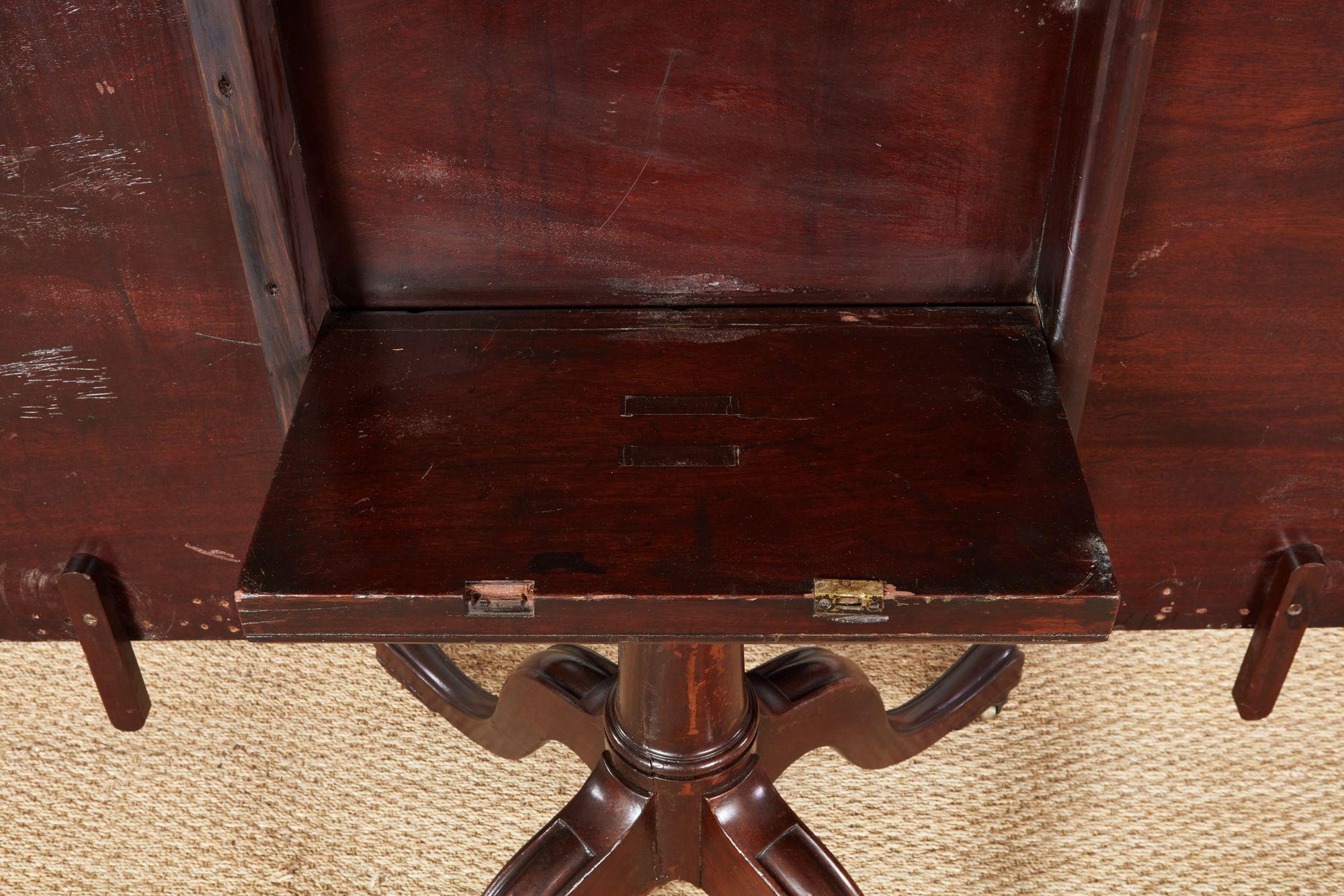 Table à manger géorgienne à quatre piédestaux en vente 5