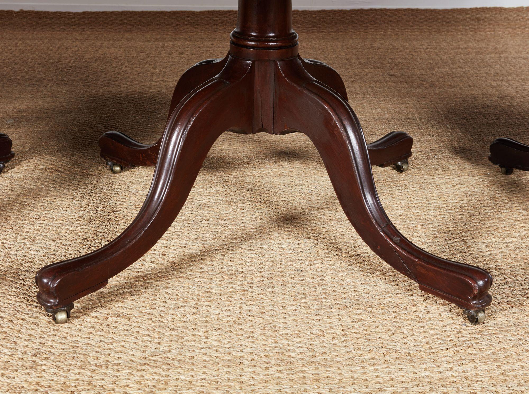 Table à manger géorgienne à quatre piédestaux en vente 6