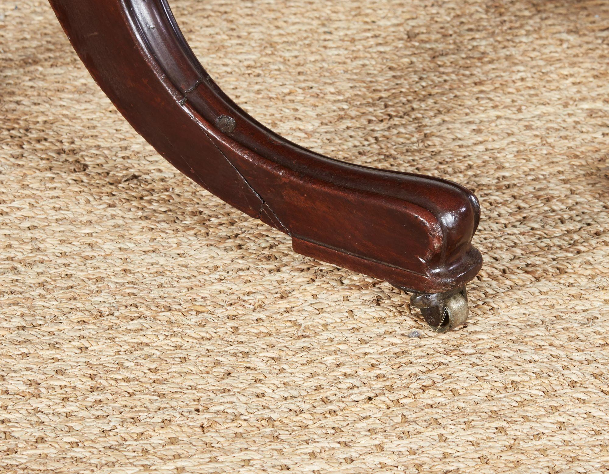 Table à manger géorgienne à quatre piédestaux en vente 7