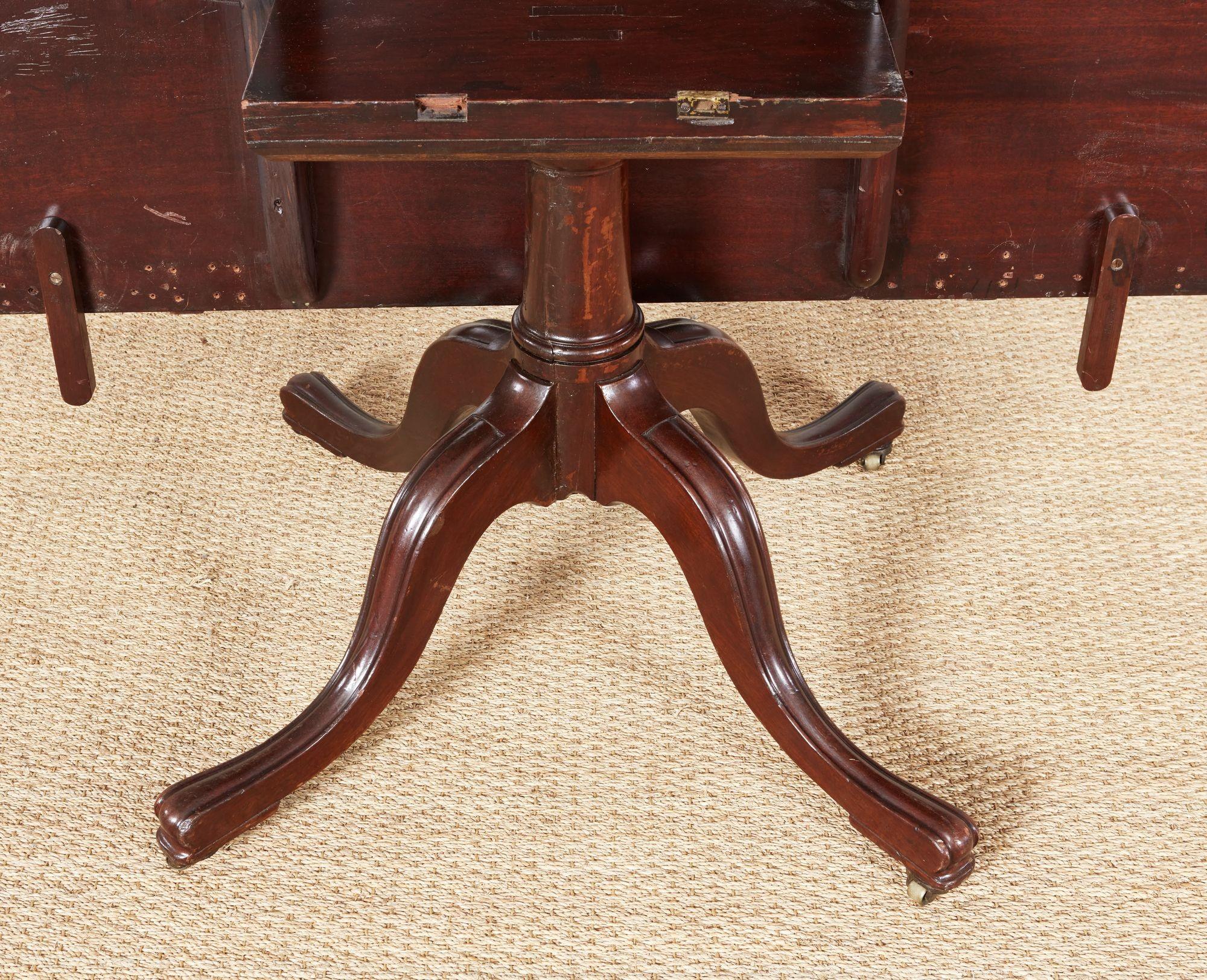 Table à manger géorgienne à quatre piédestaux en vente 9