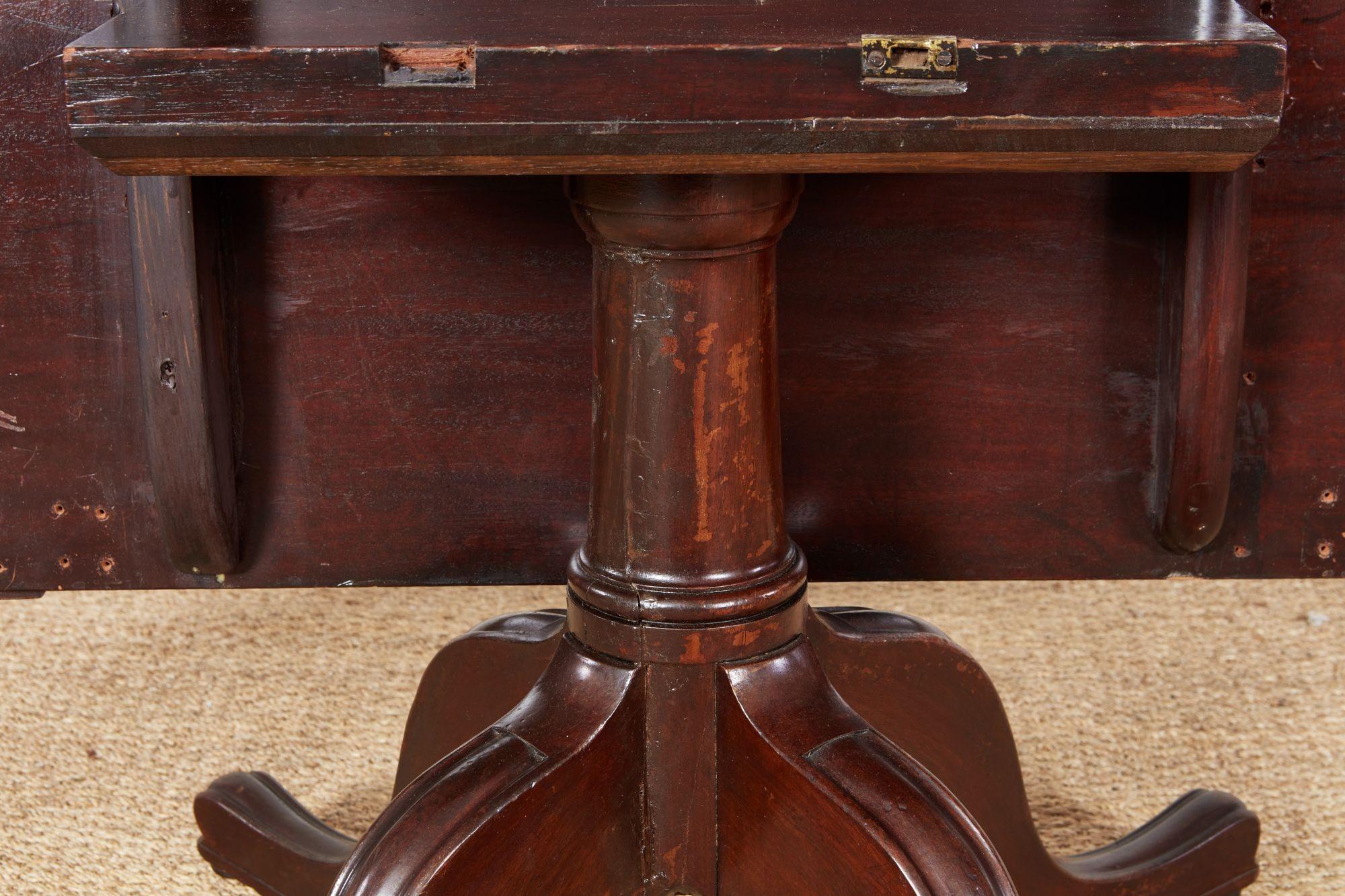 Table à manger géorgienne à quatre piédestaux en vente 10