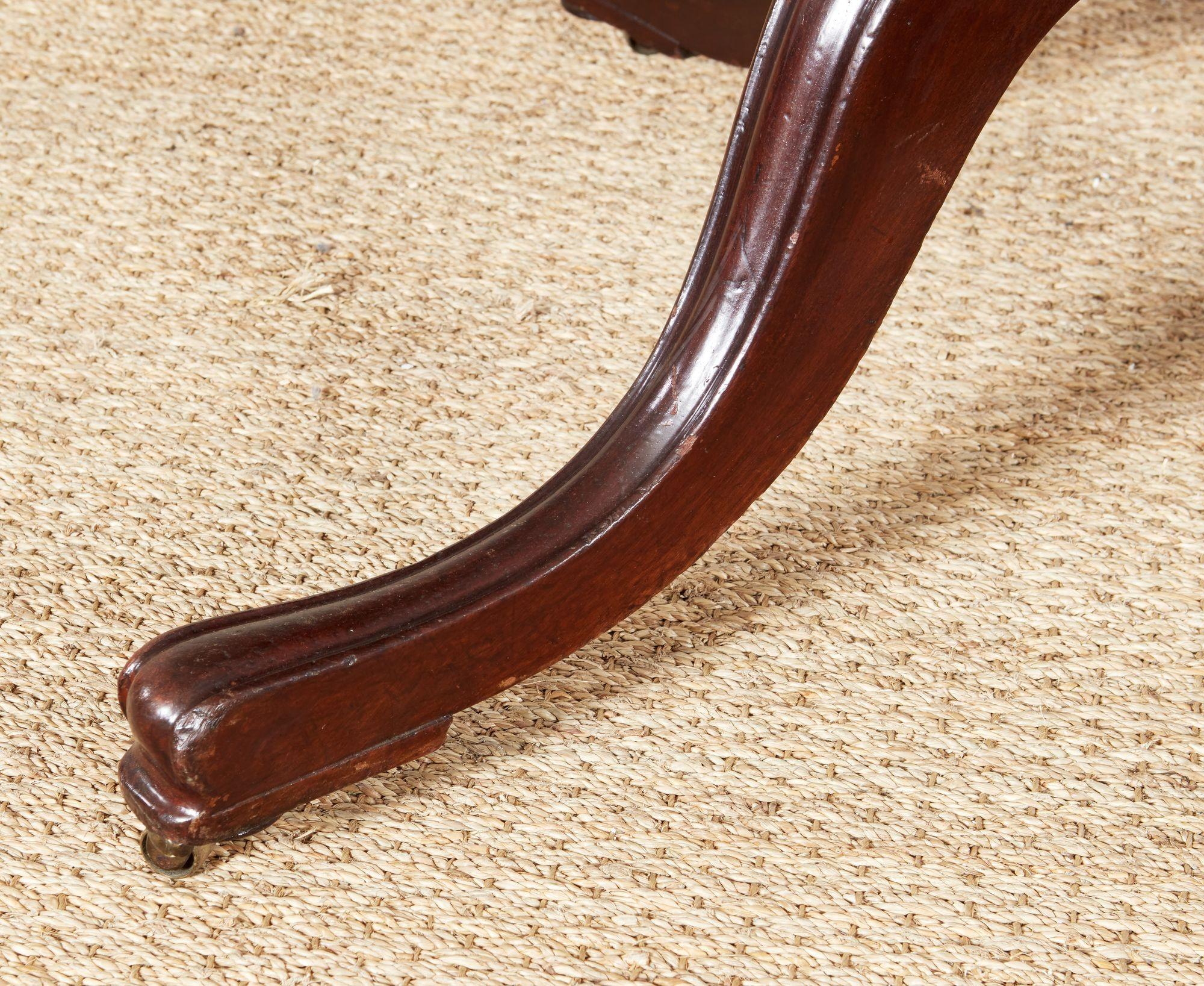 Table à manger géorgienne à quatre piédestaux en vente 11