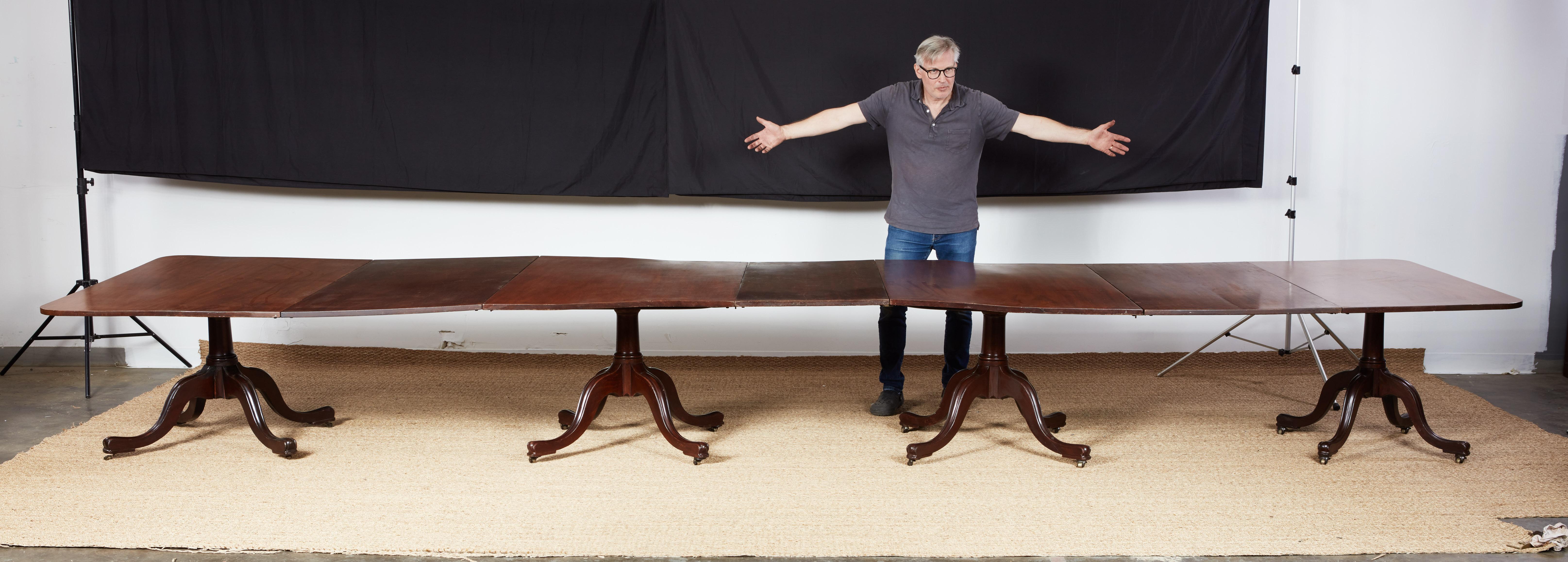 Merveilleuse table de salle à manger à quatre piliers en acajou de George III attribuée à Gillows, en acajou richement grainé, les deux extrémités en forme de 