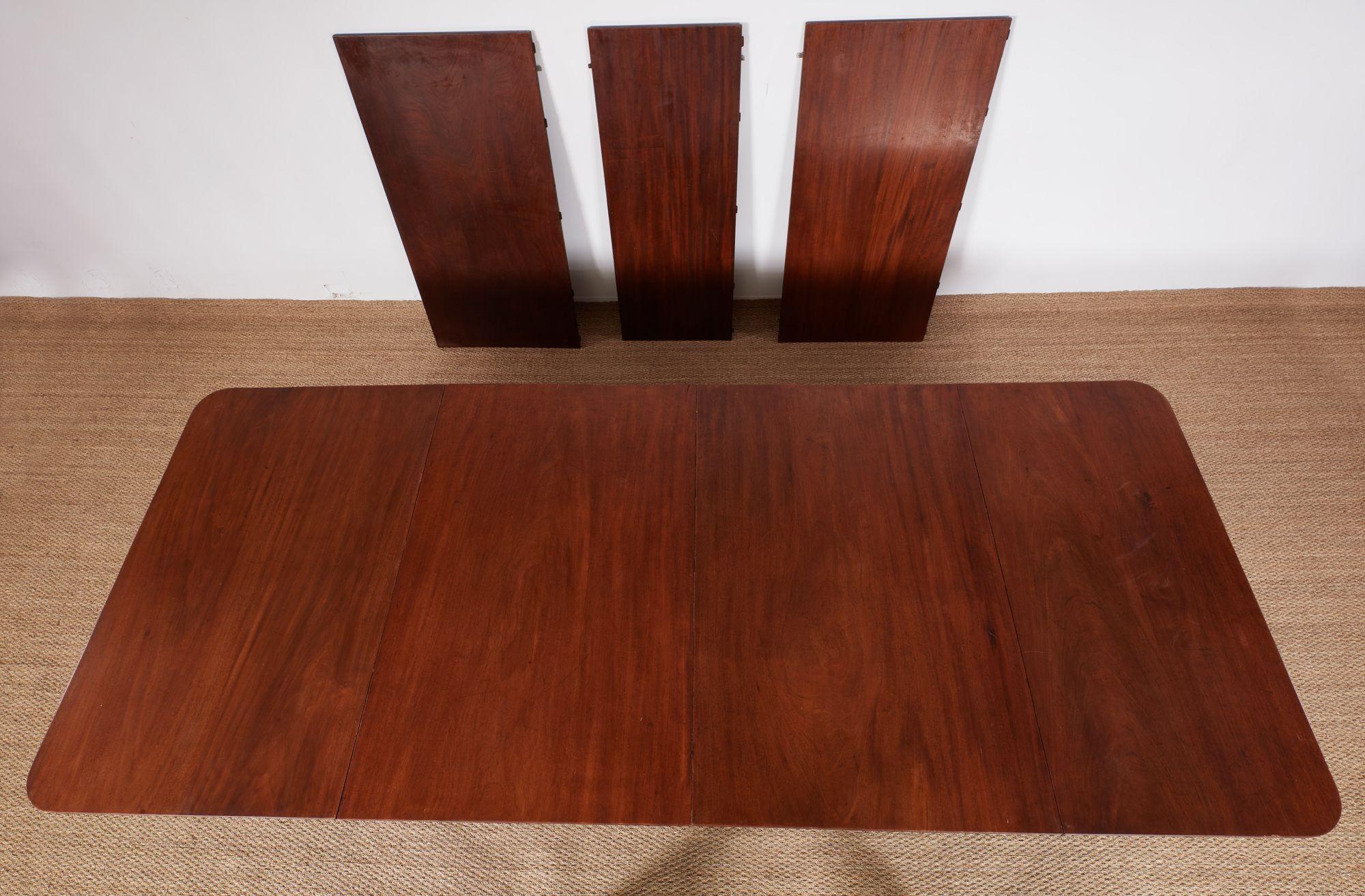 Table à manger géorgienne à quatre piédestaux État moyen - En vente à Greenwich, CT