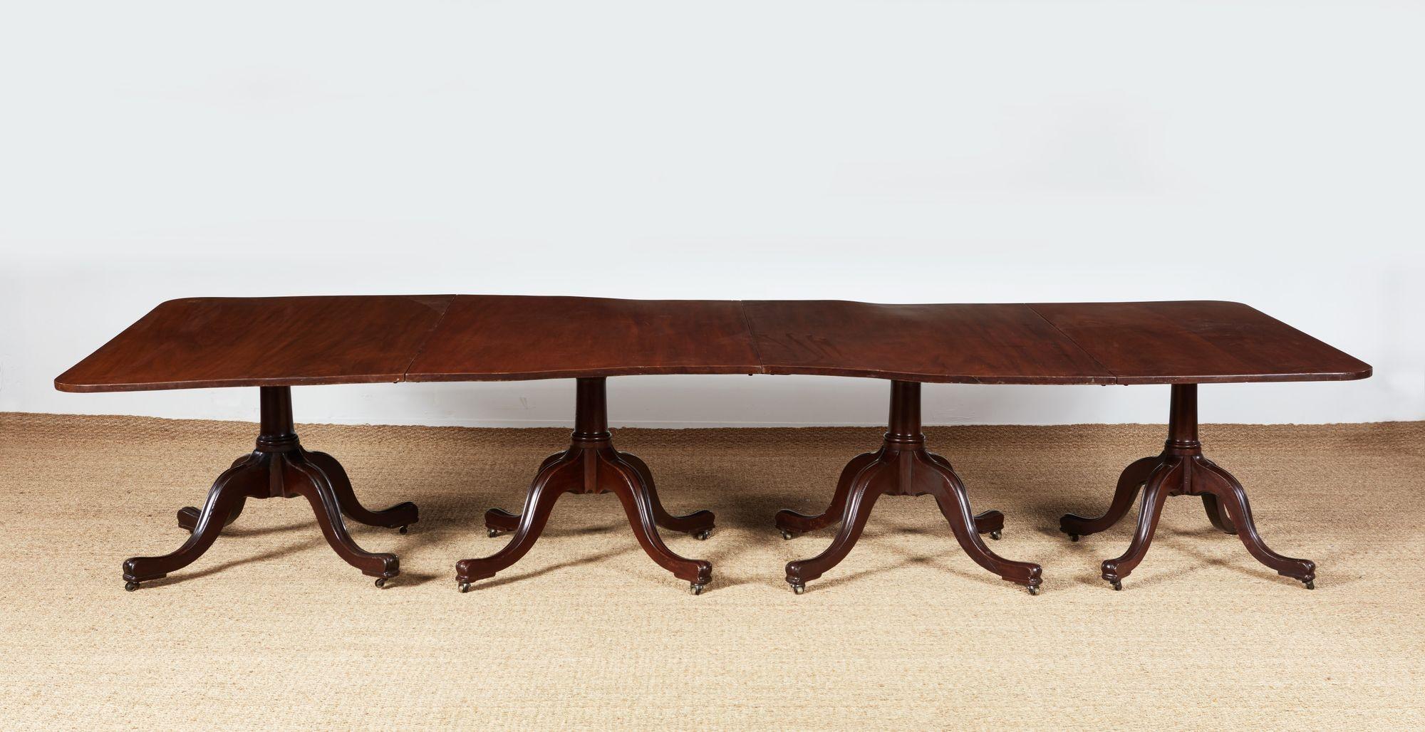 XVIIIe siècle Table à manger géorgienne à quatre piédestaux en vente