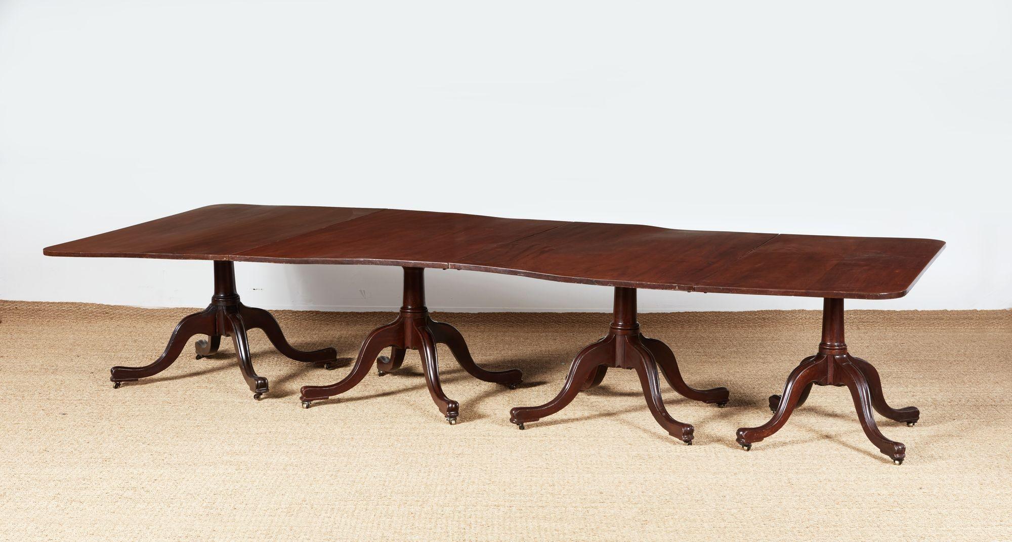 Acajou Table à manger géorgienne à quatre piédestaux en vente