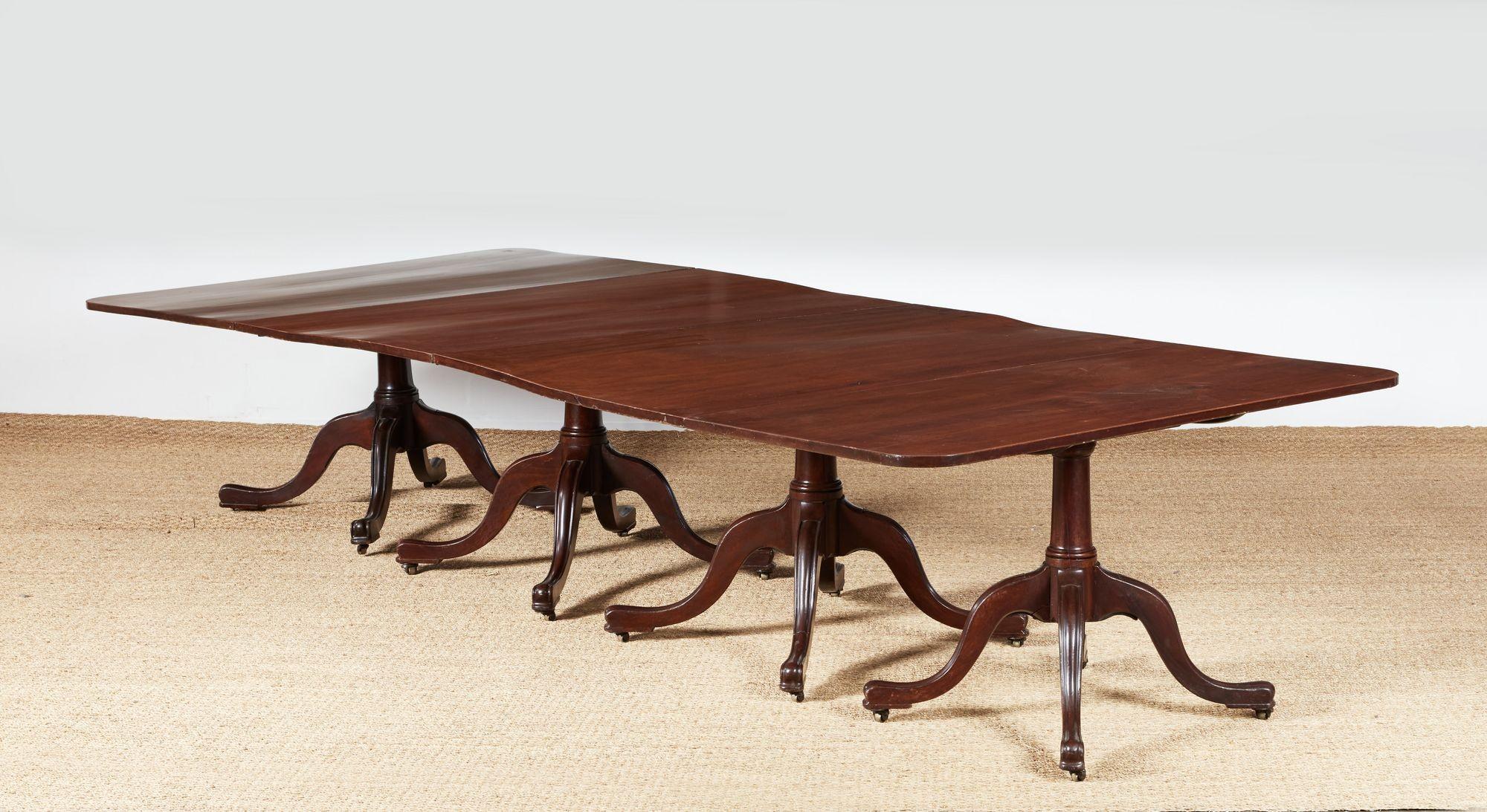 Table à manger géorgienne à quatre piédestaux en vente 1