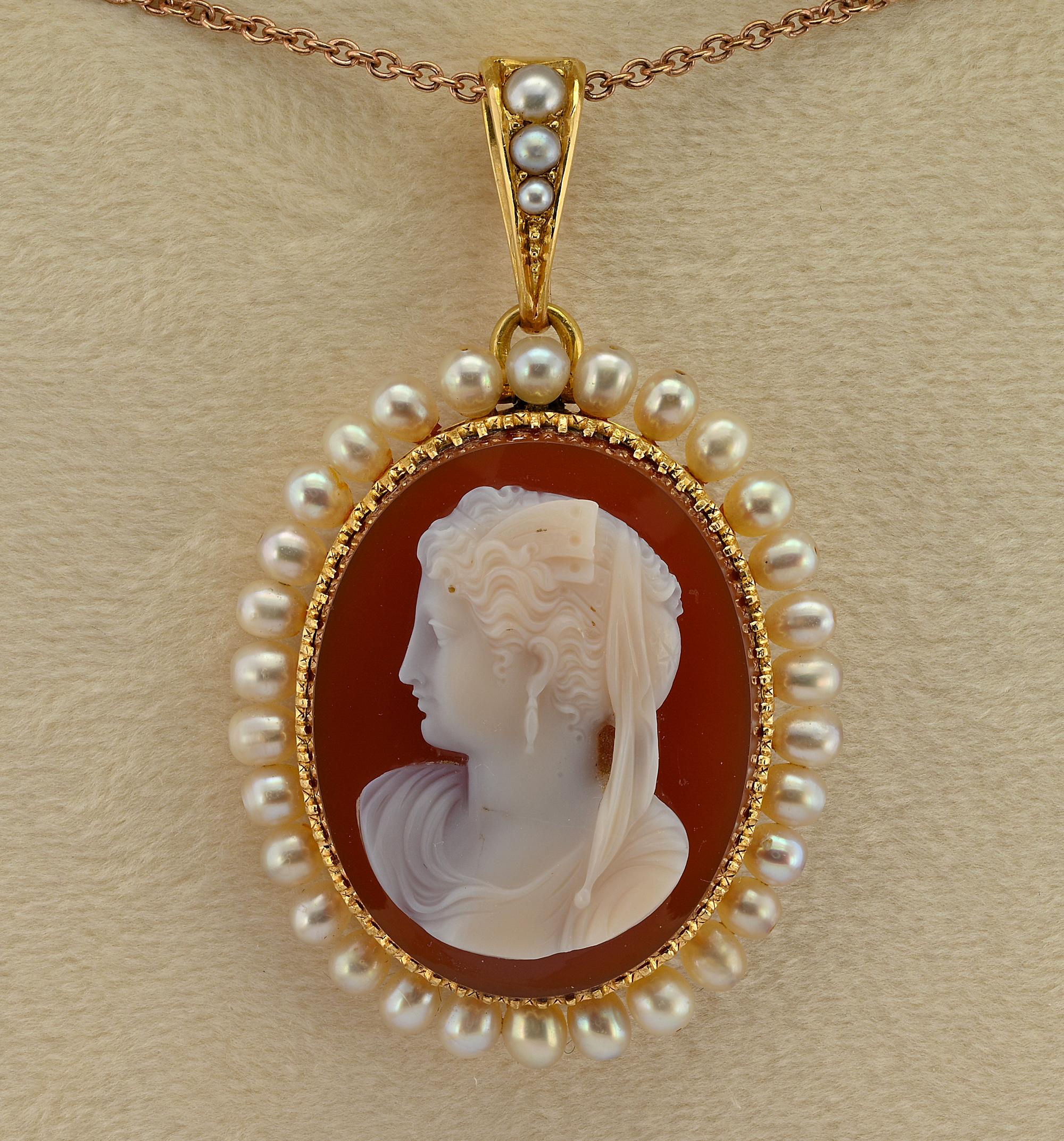 Ce fascinant pendentif camée antique est d'origine française, le poinçon date de Paris 1798.
Grande forme ovale sculptée à la main dans une pierre dure, la cornaline, représentant une déesse grecque classique.
Montée en or 18 KT avec un sertissage