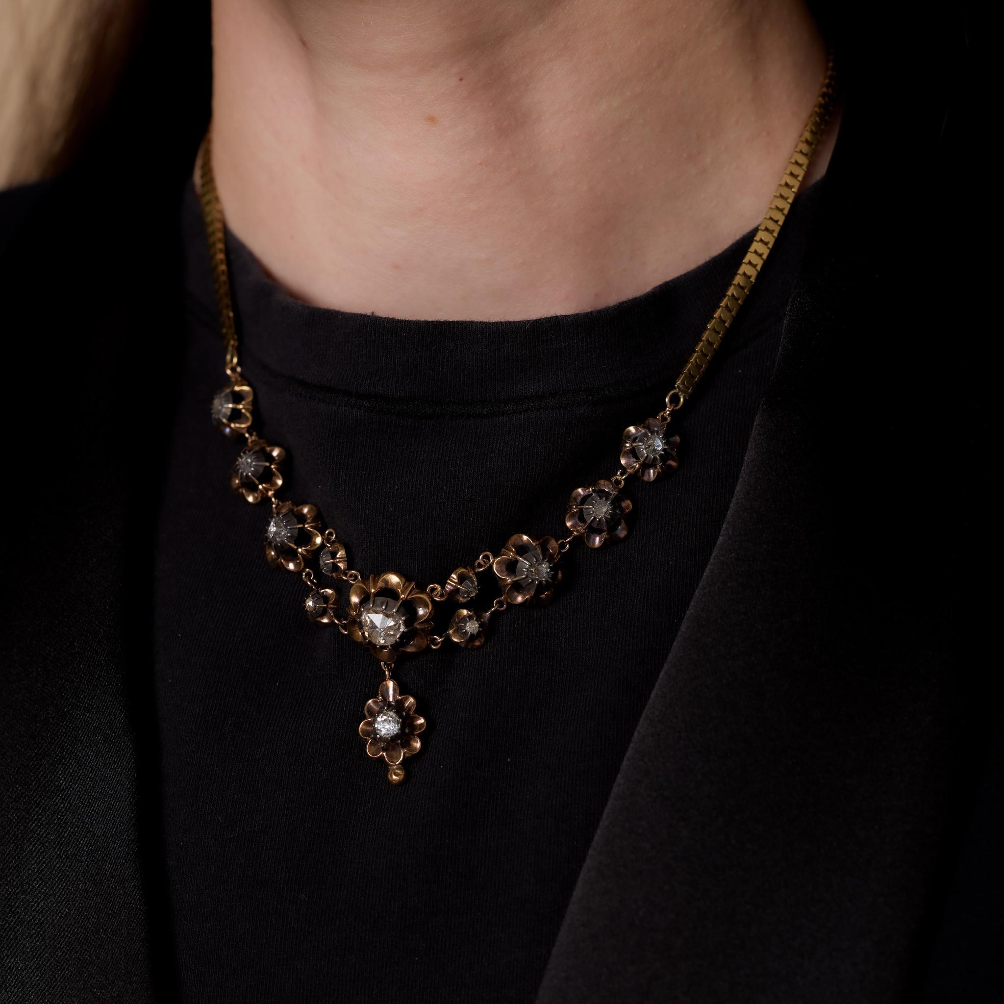 Datant des années 1840, ce collier français géorgien est un exemple raffiné de l'artisanat du début du XIXe siècle. Serties de 12 diamants taillés en rose totalisant environ 1 carat, les pierres sont de couleur I et de pureté SI-I, offrant un éclat